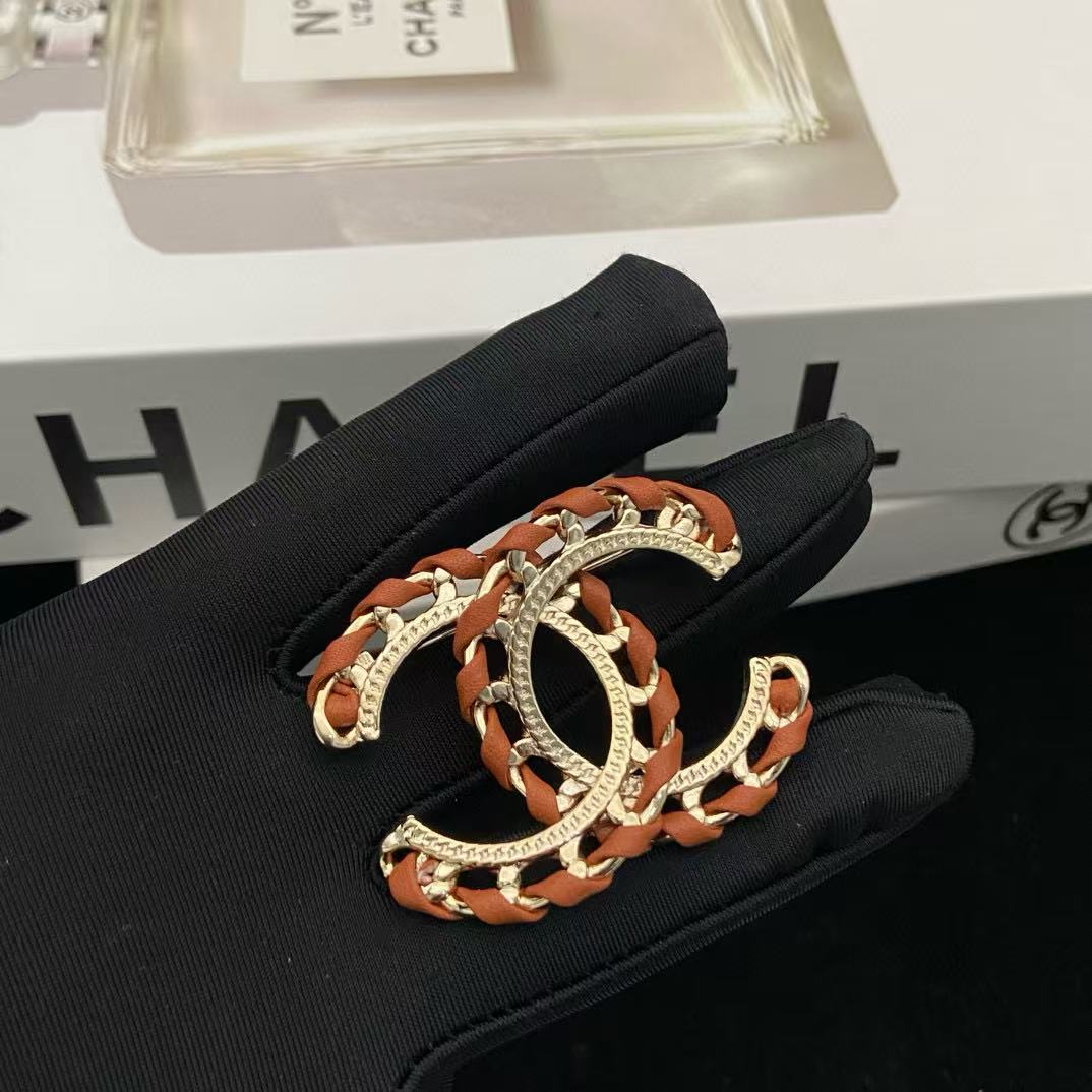 CHANE1 レザーダブルCブローチ【50％割引+送料無料】