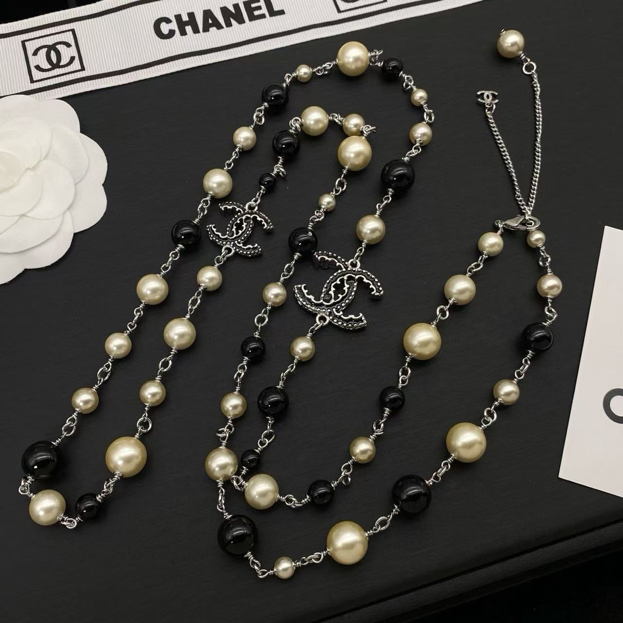 CHANE1 ダブルC ブラック＆ホワイト パール セーターネックレス【50％割引+送料無料】