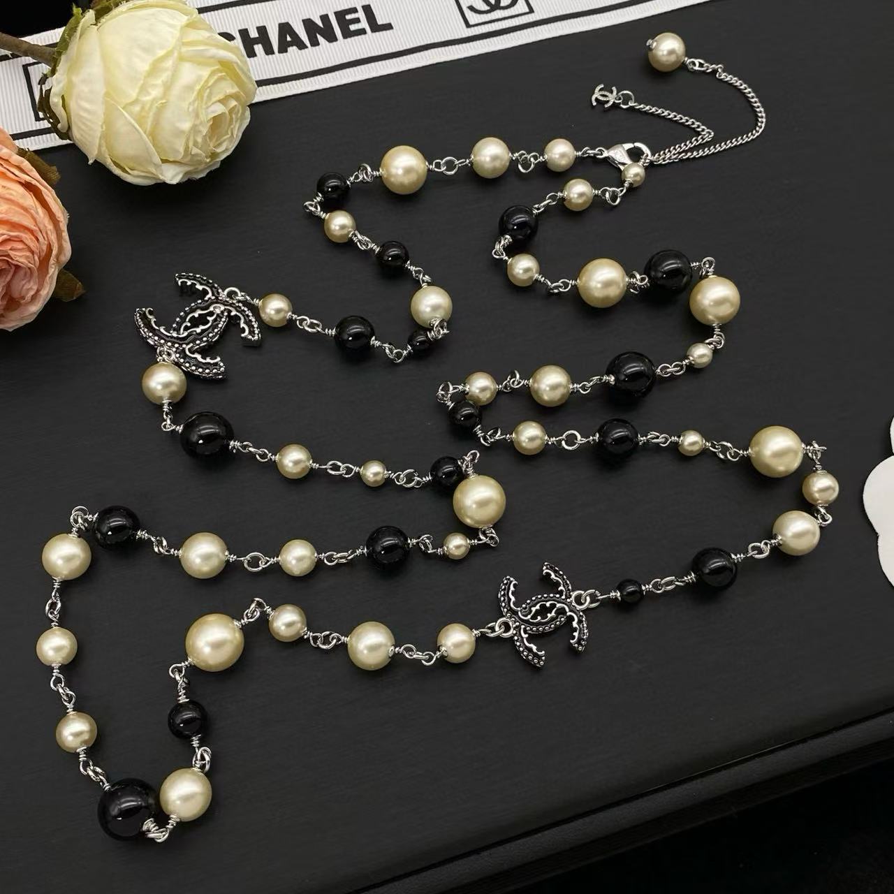 CHANE1 ダブルC ブラック＆ホワイト パール セーターネックレス【50％割引+送料無料】