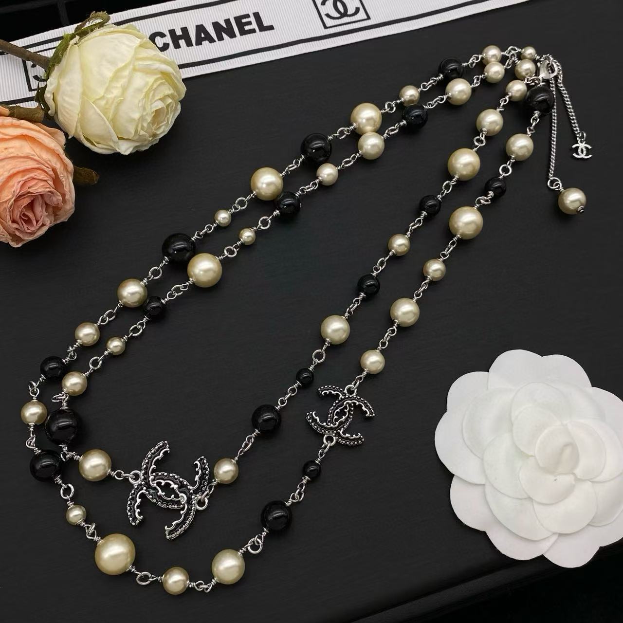 CHANE1 ダブルC ブラック＆ホワイト パール セーターネックレス【50％割引+送料無料】