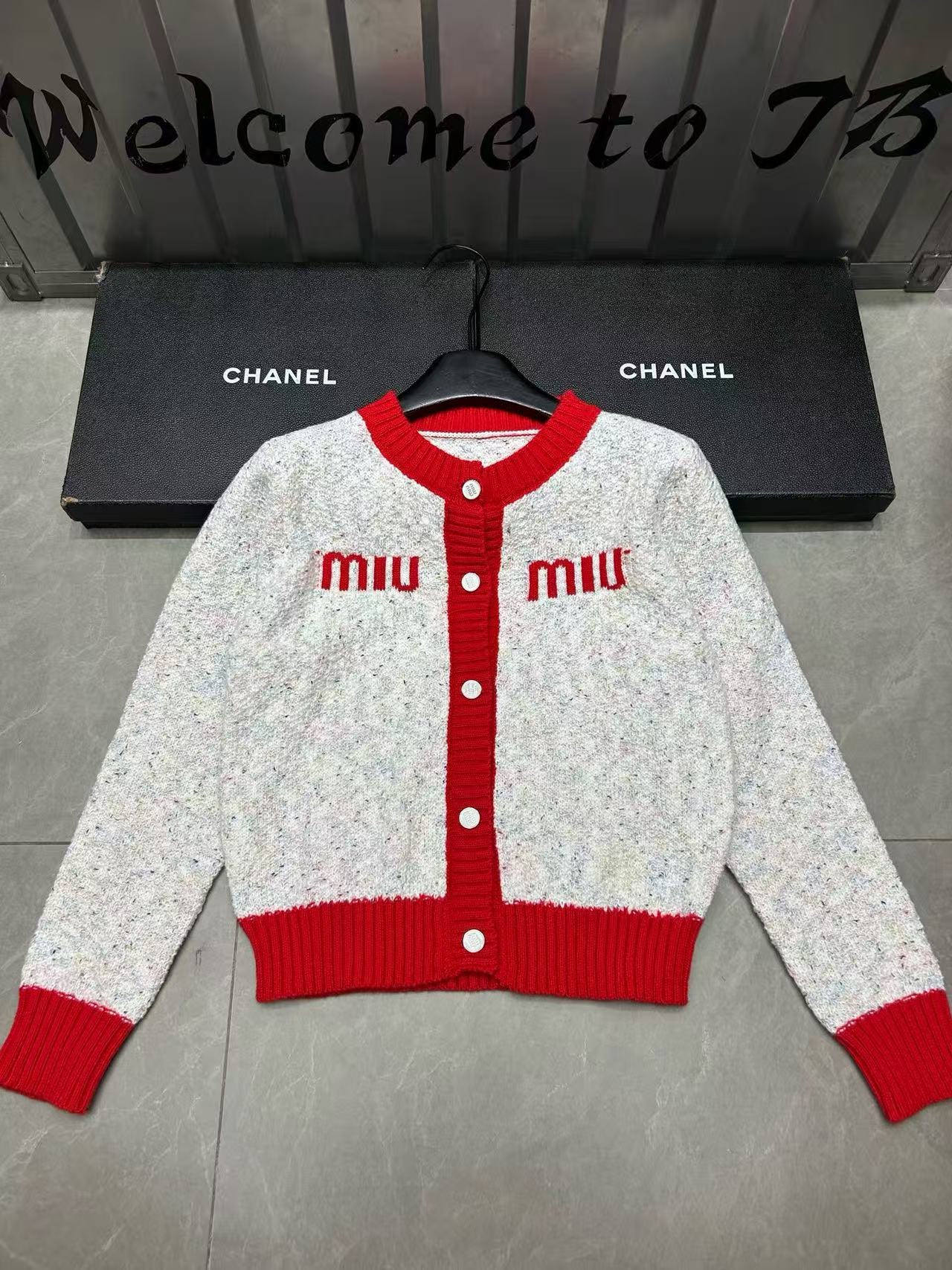 M1UM1U カラーブロックレターウールカーディガン【50％割引+送料無料】