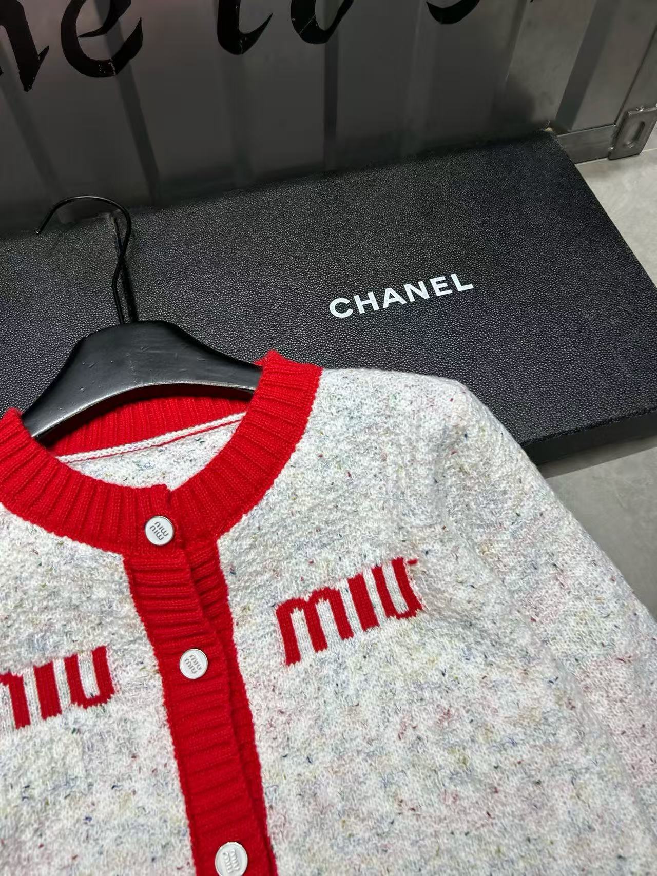 M1UM1U カラーブロックレターウールカーディガン【50％割引+送料無料】