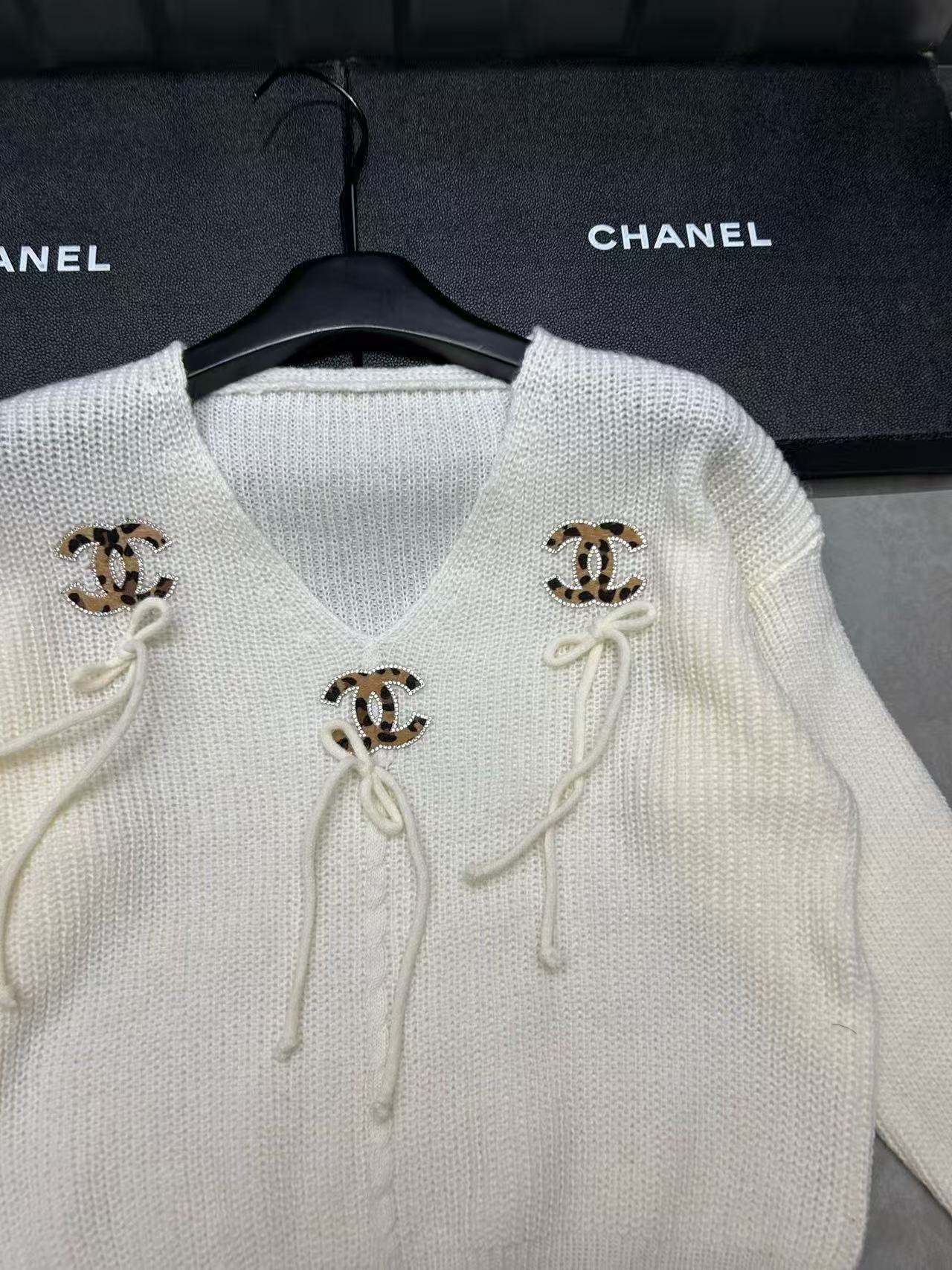 CHANE1 ダブルC ボウ Vネック セーター【50％割引+送料無料】