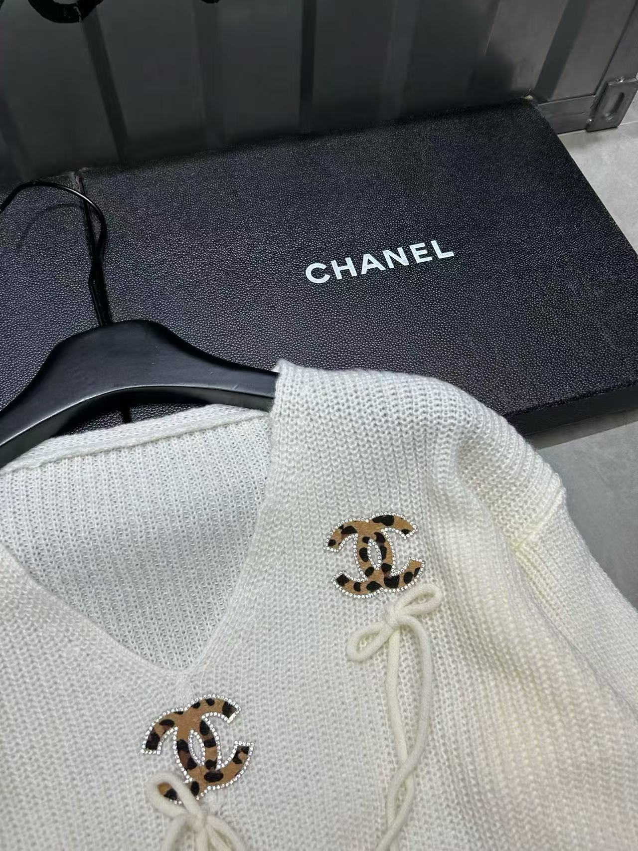 CHANE1 ダブルC ボウ Vネック セーター【50％割引+送料無料】