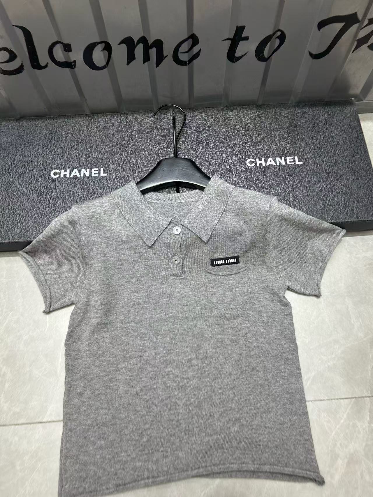 M1UM1U 襟付きレターセーター【50％割引+送料無料】