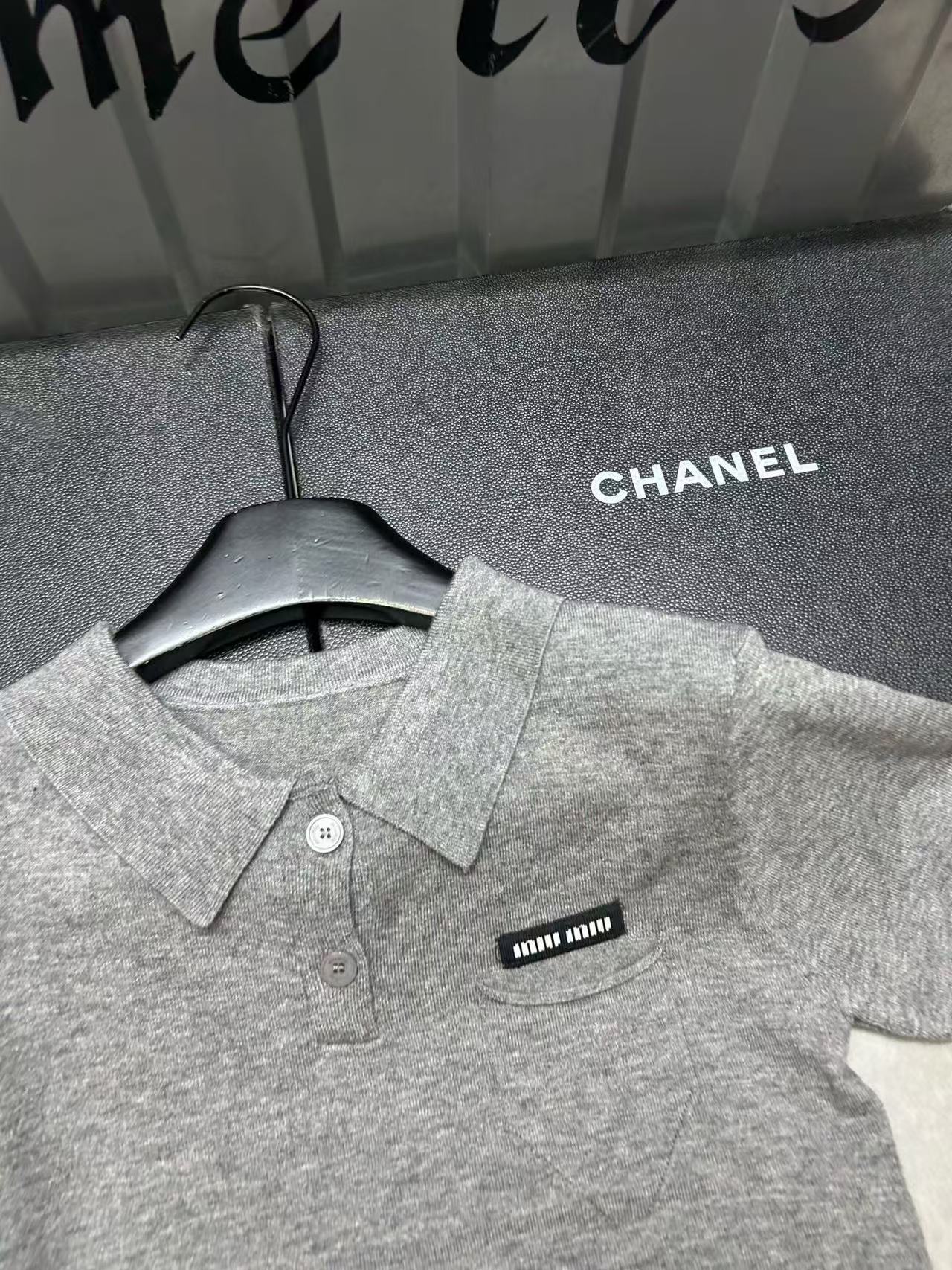 M1UM1U 襟付きレターセーター【50％割引+送料無料】