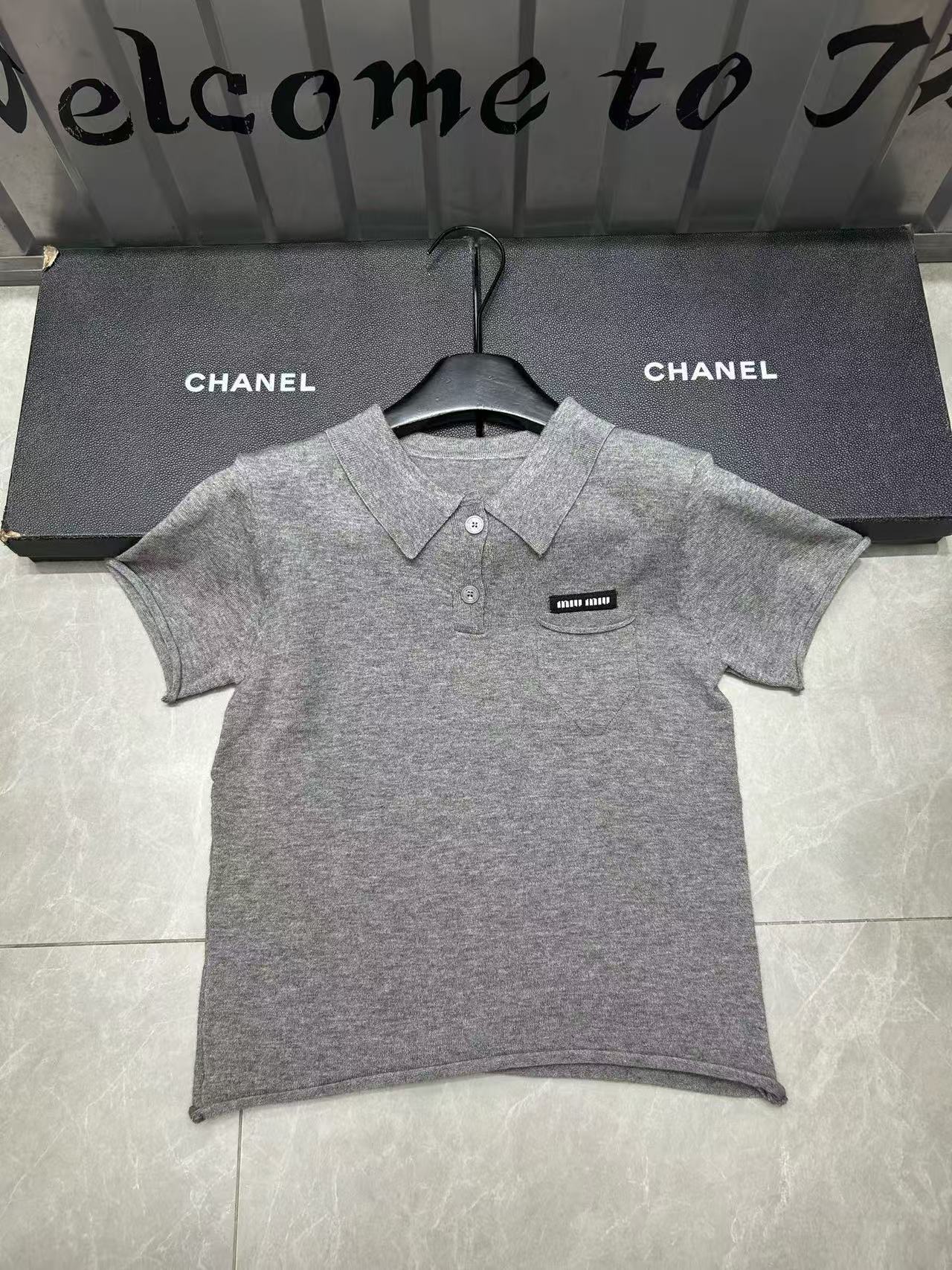 M1UM1U 襟付きレターセーター【50％割引+送料無料】