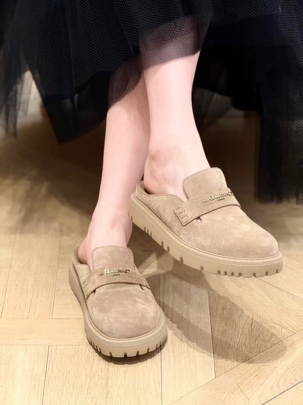 DI0R高品質の文字入り牛革スリッパ【50％割引+送料無料】