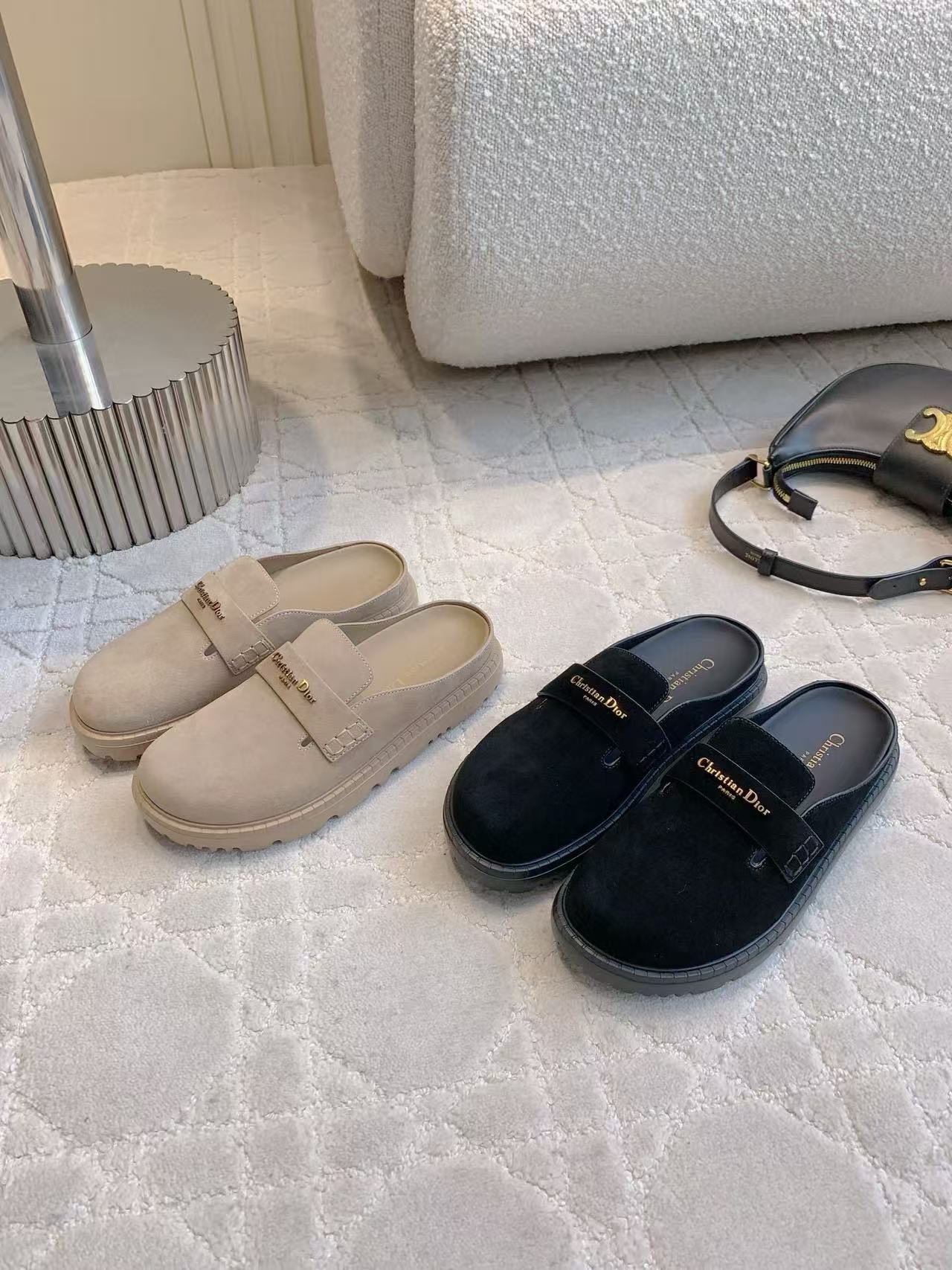 DI0R高品質の文字入り牛革スリッパ【50％割引+送料無料】