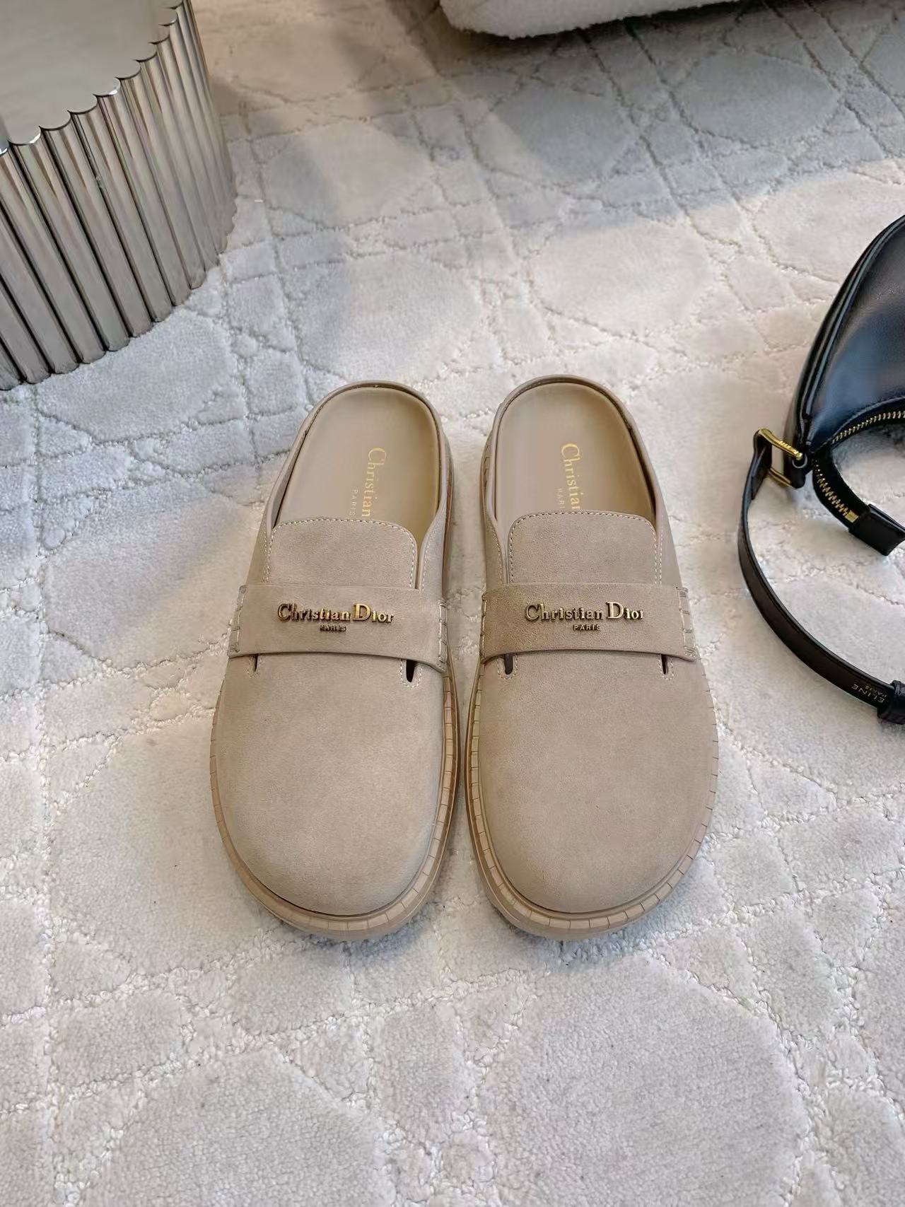 DI0R高品質の文字入り牛革スリッパ【50％割引+送料無料】