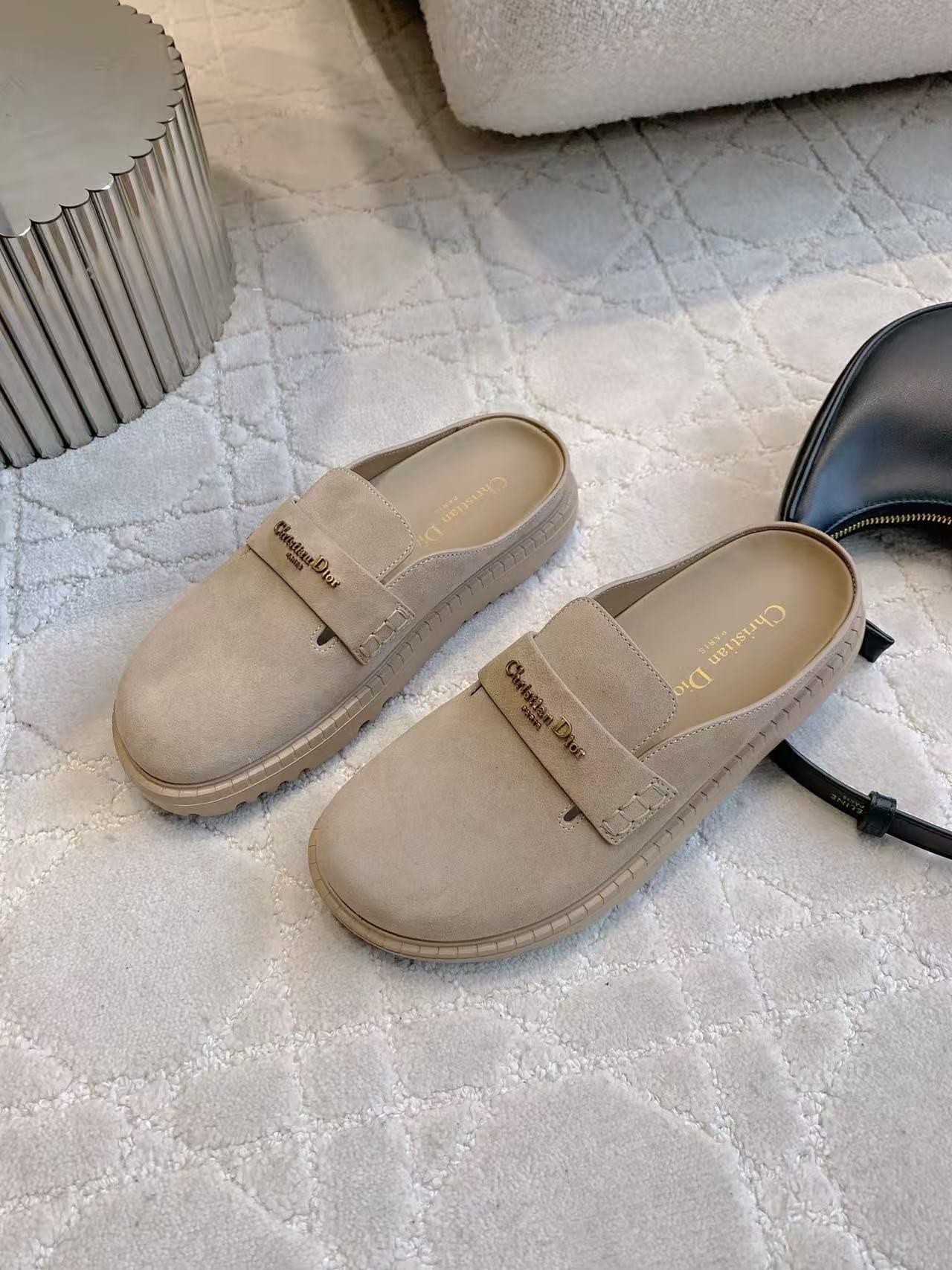 DI0R高品質の文字入り牛革スリッパ【50％割引+送料無料】