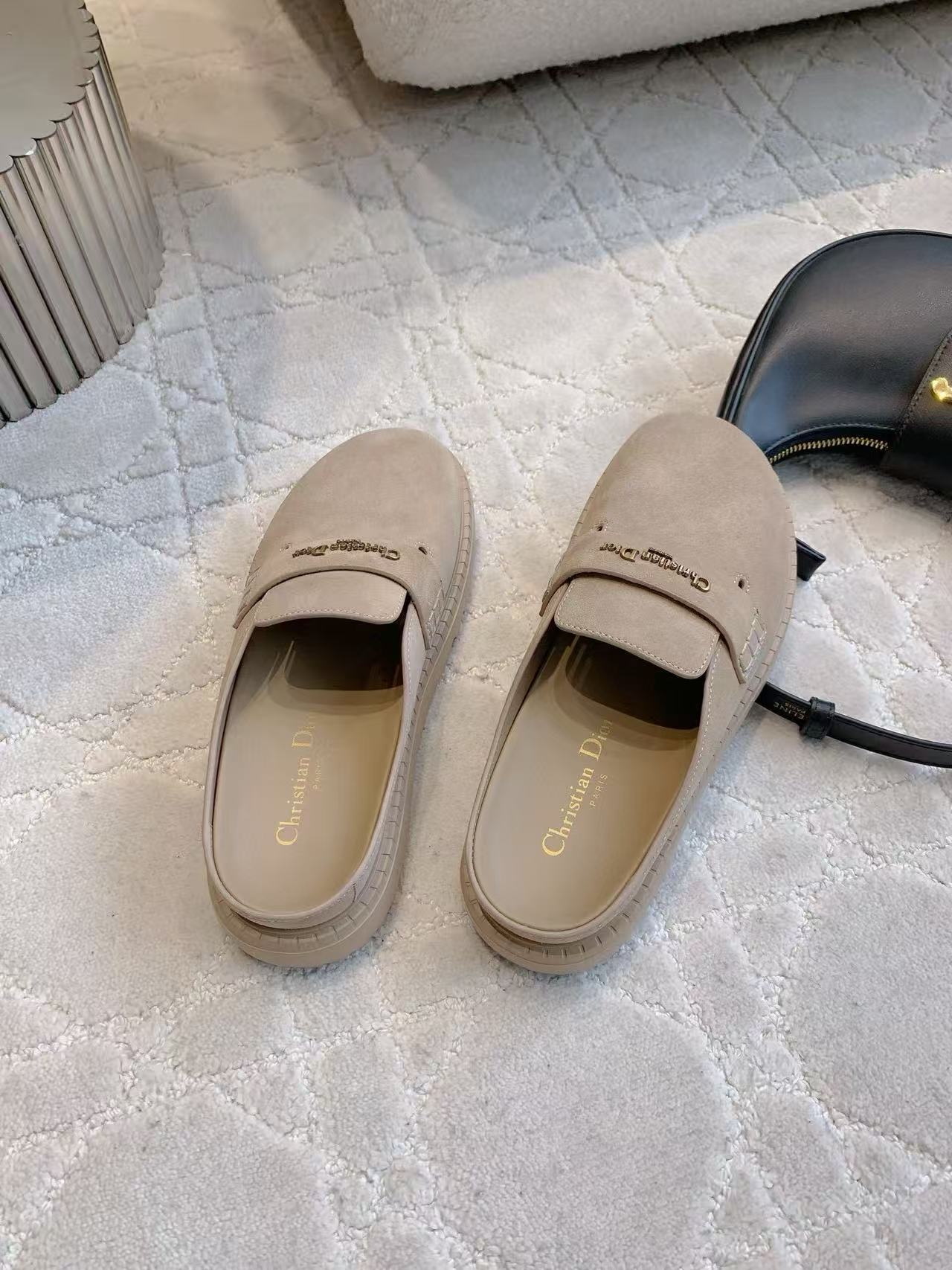 DI0R高品質の文字入り牛革スリッパ【50％割引+送料無料】