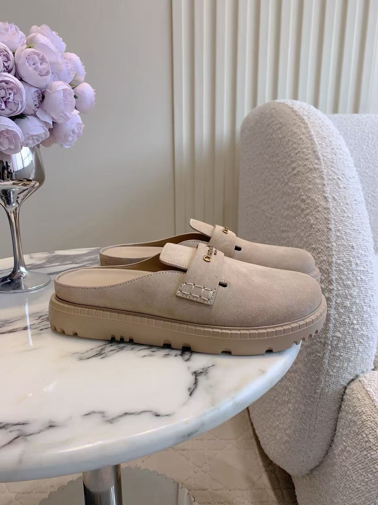 DI0R高品質の文字入り牛革スリッパ【50％割引+送料無料】