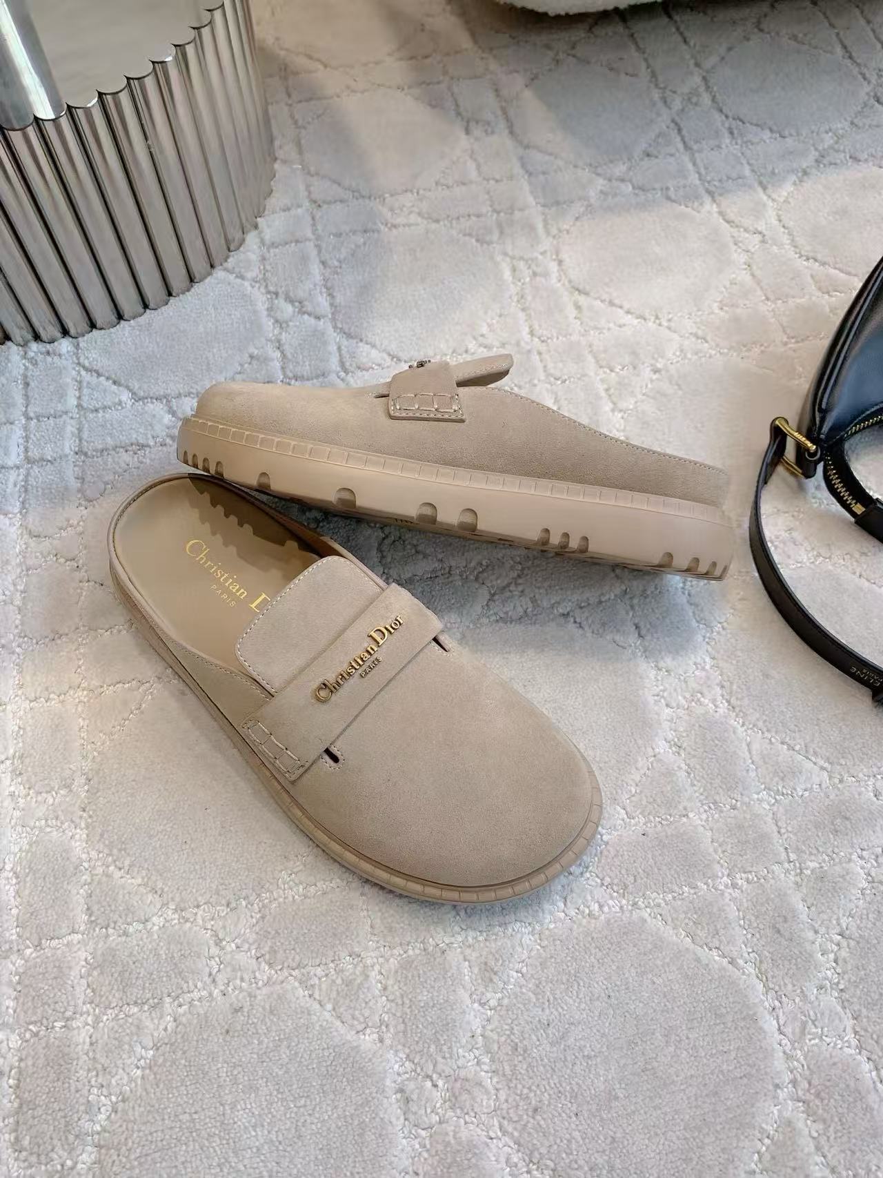 DI0R高品質の文字入り牛革スリッパ【50％割引+送料無料】