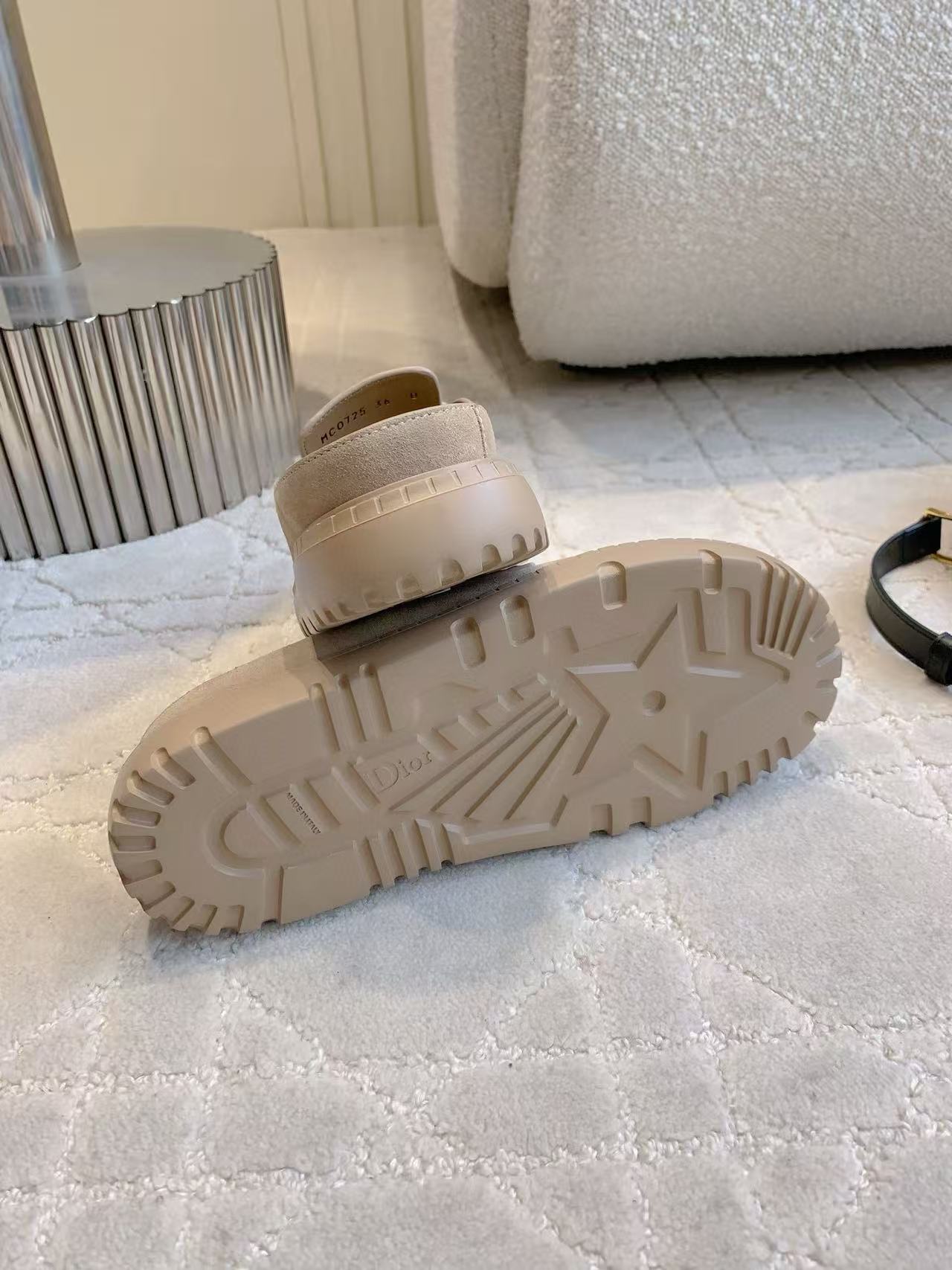 DI0R高品質の文字入り牛革スリッパ【50％割引+送料無料】