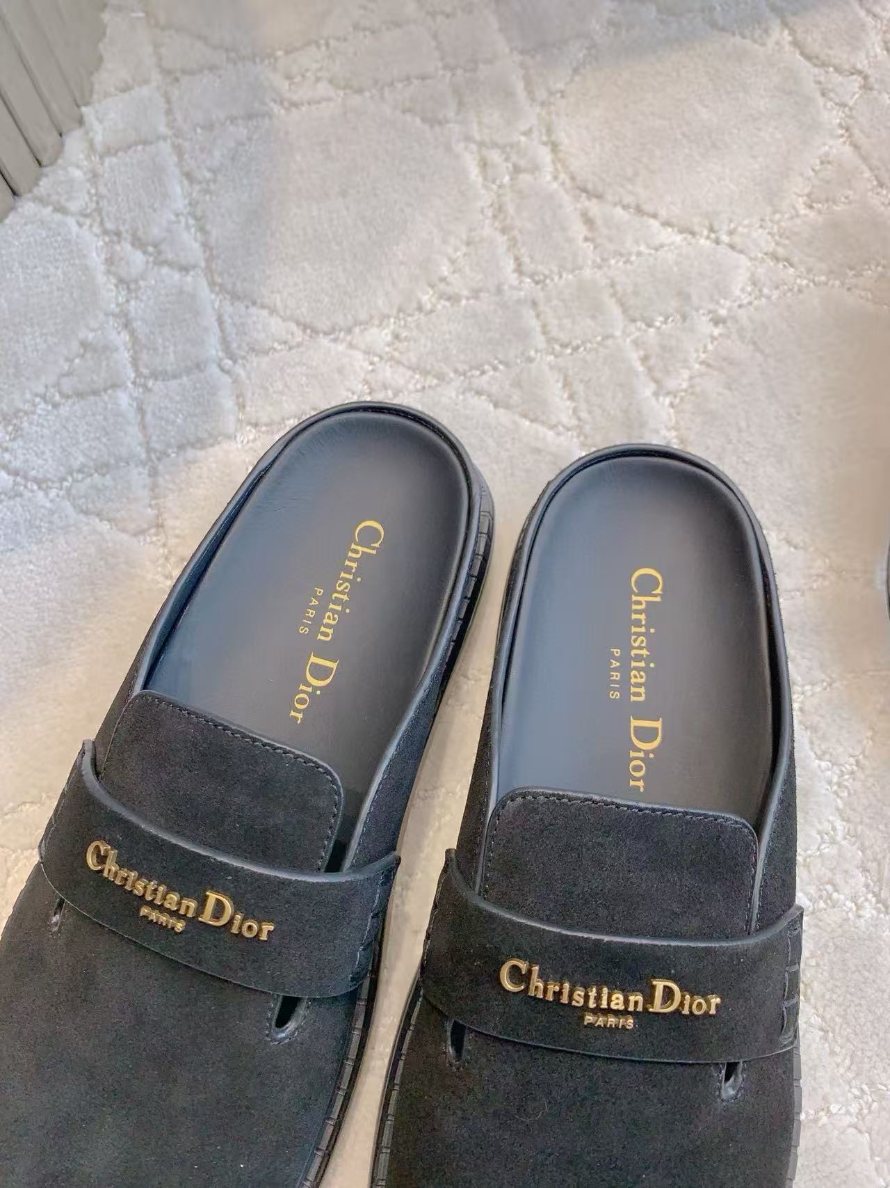 DI0R高品質の文字入り牛革スリッパ【50％割引+送料無料】