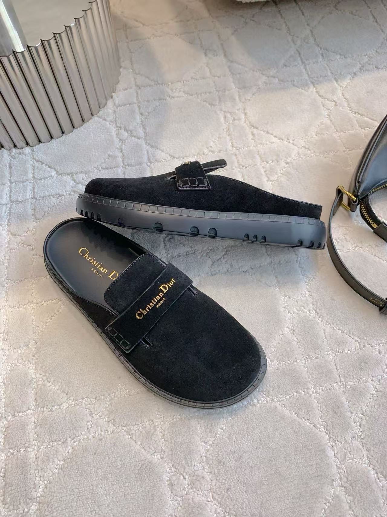 DI0R高品質の文字入り牛革スリッパ【50％割引+送料無料】