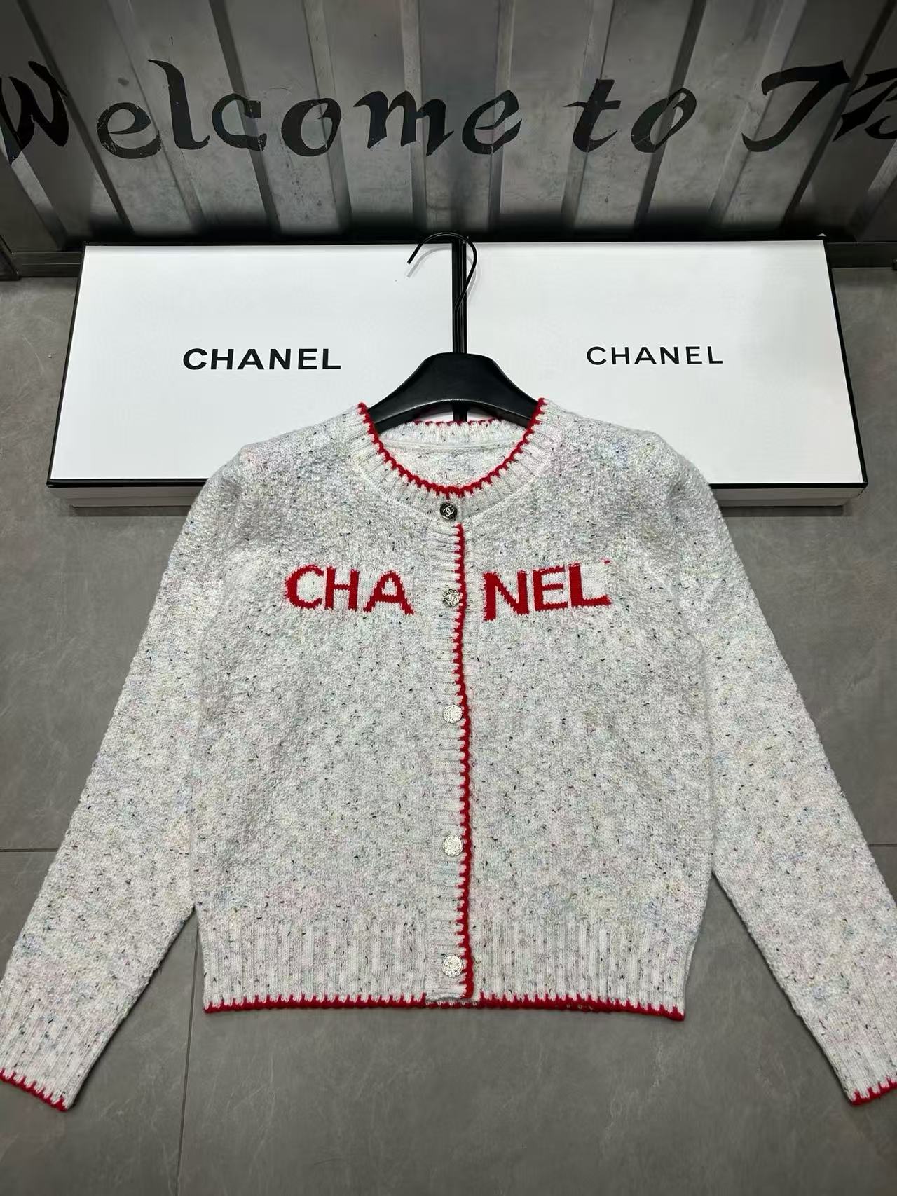 CHANE1 レッドレターウールカーディガン【50％割引+送料無料】