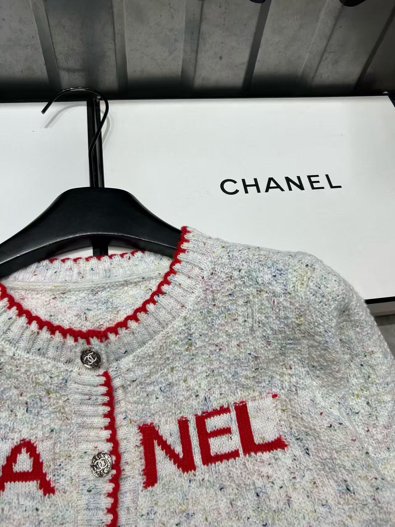 CHANE1 レッドレターウールカーディガン【50％割引+送料無料】