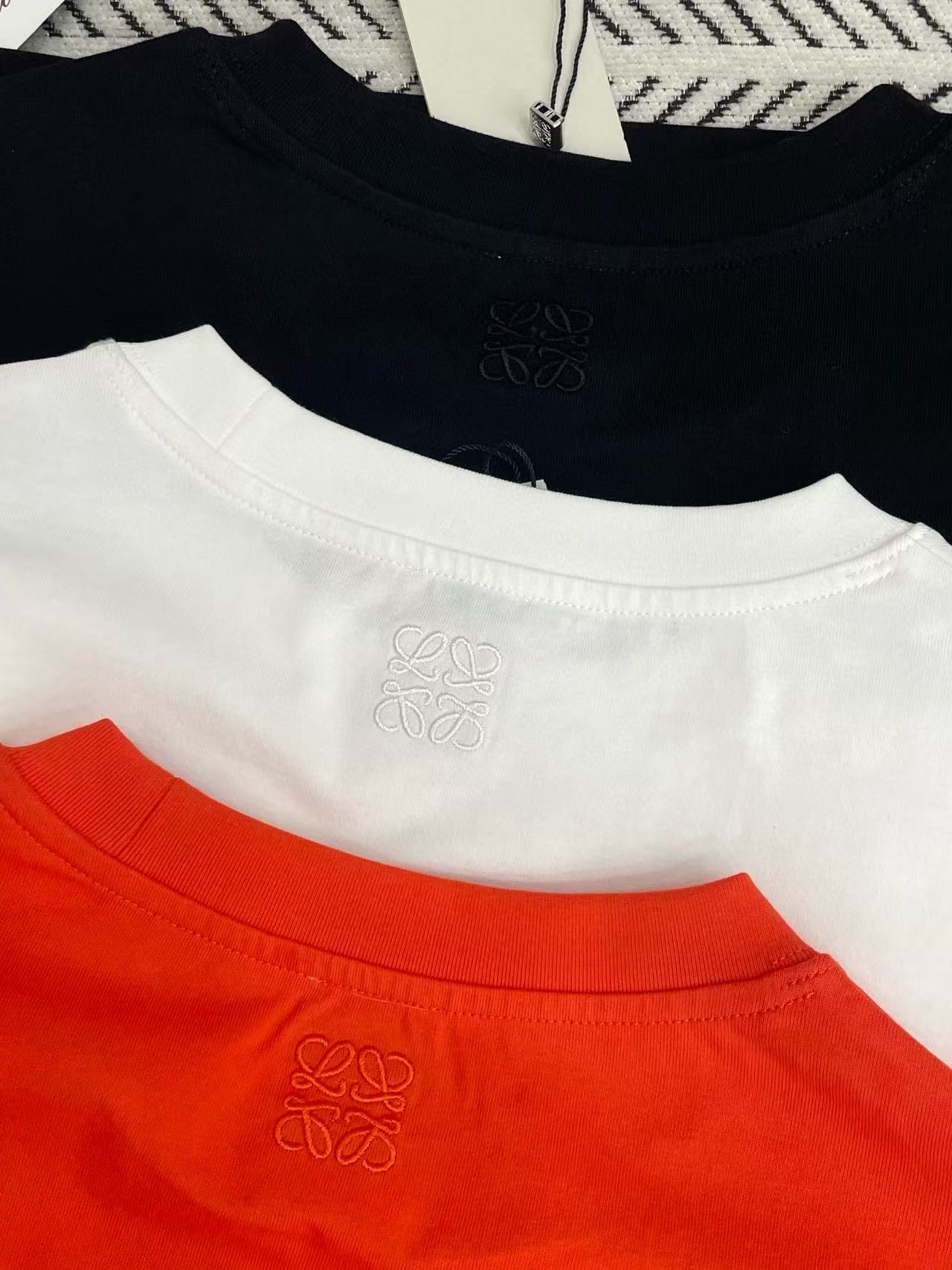 L0WEW 刺繍レターポケットTシャツ【50％割引+送料無料】