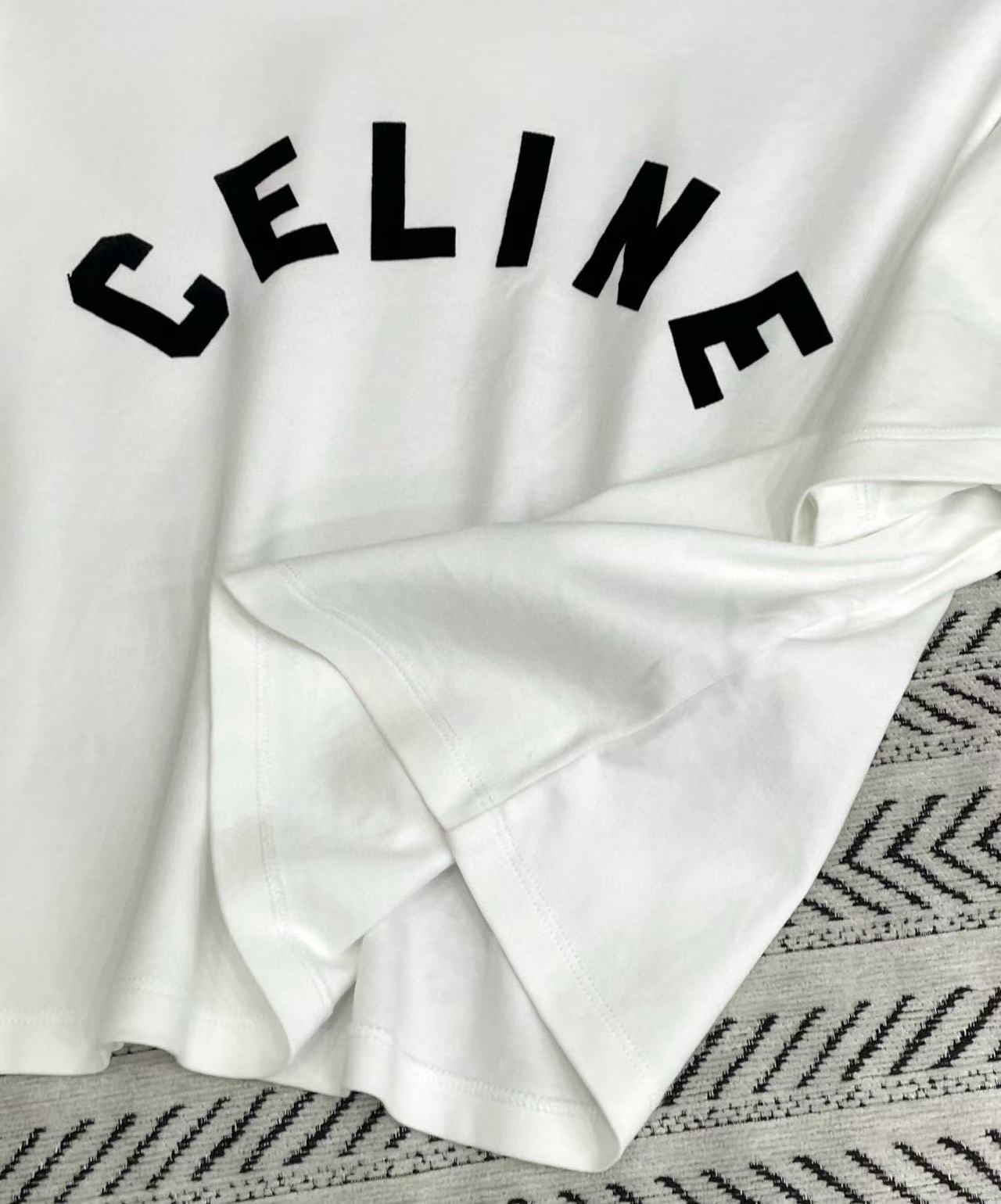 CEL1NE フロックレター 半袖Tシャツ【50％割引+送料無料】