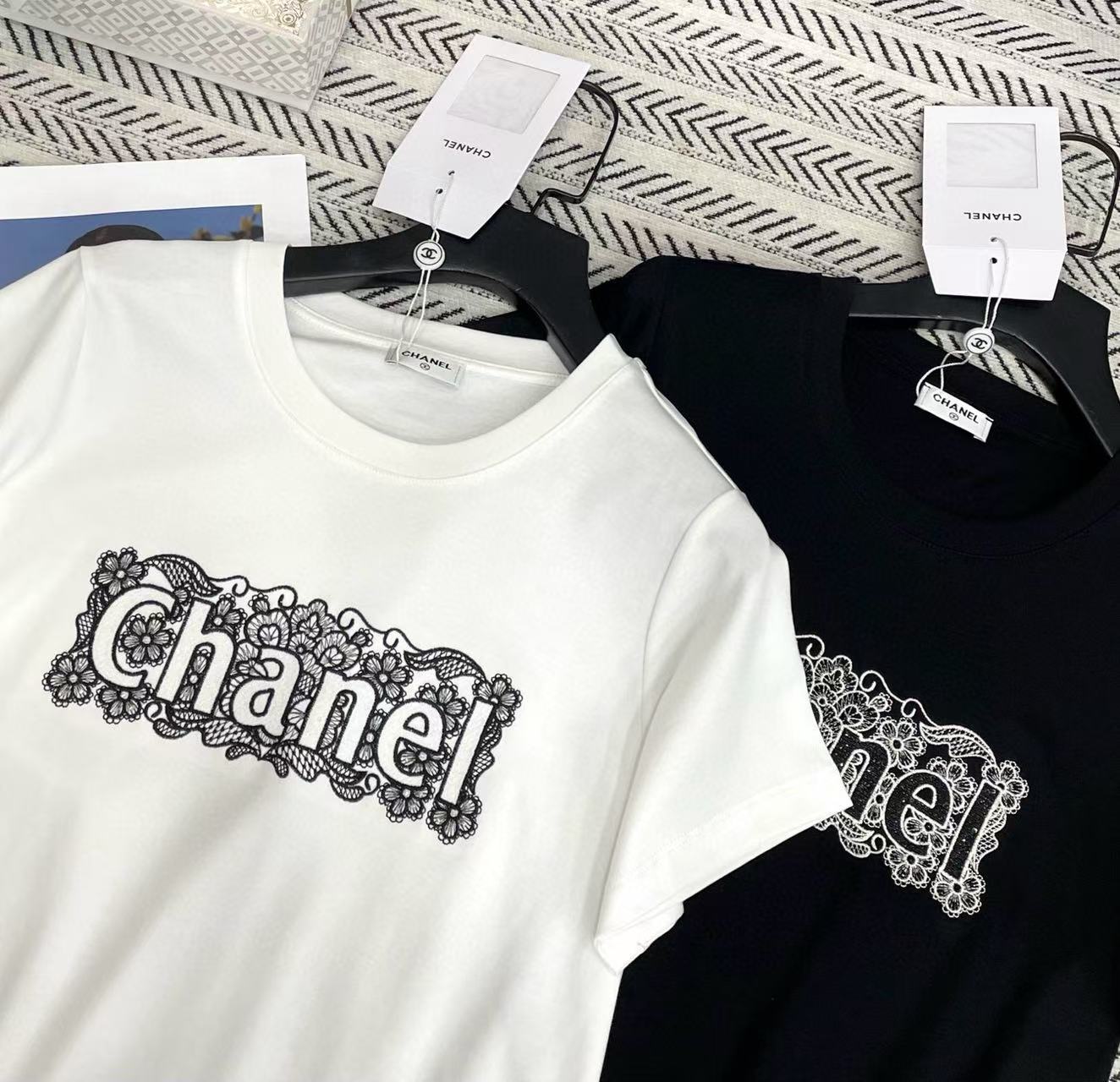 CHANE1 刺繍スパンコールロゴレターTシャツ【50％割引+送料無料】