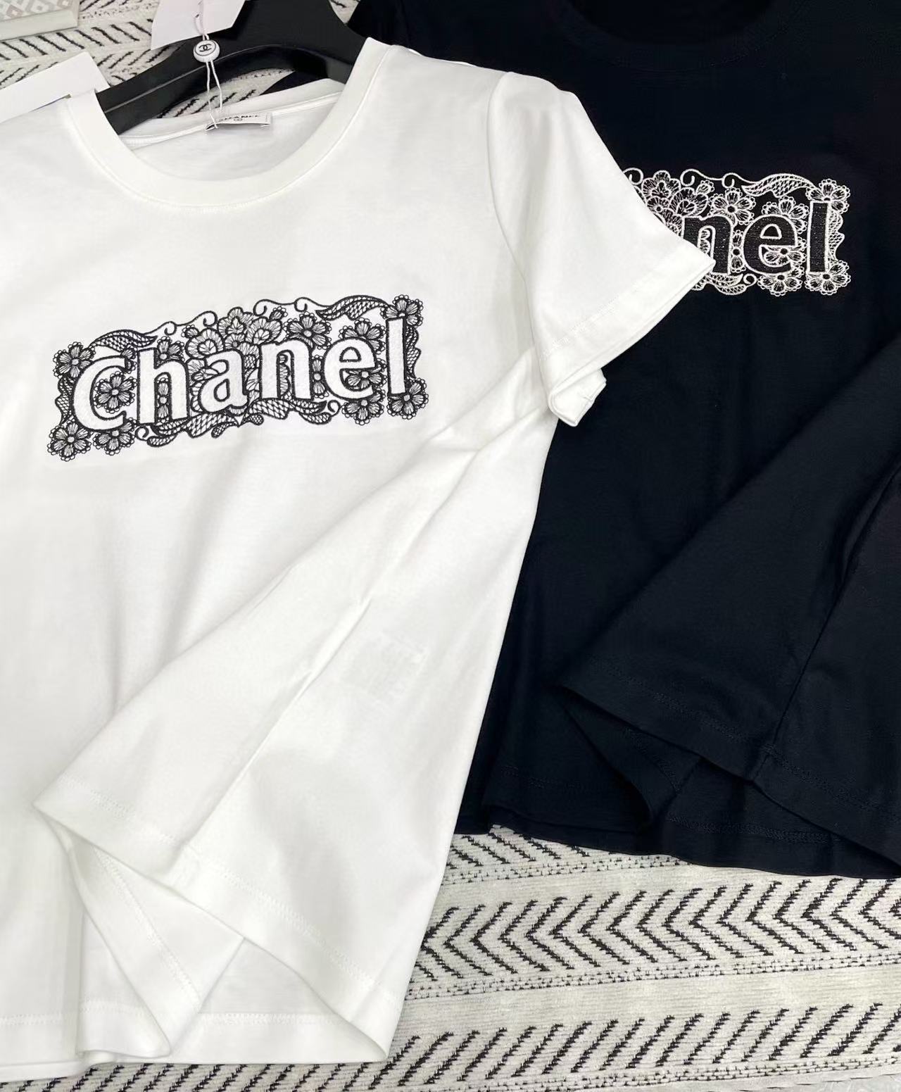 CHANE1 刺繍スパンコールロゴレターTシャツ【50％割引+送料無料】