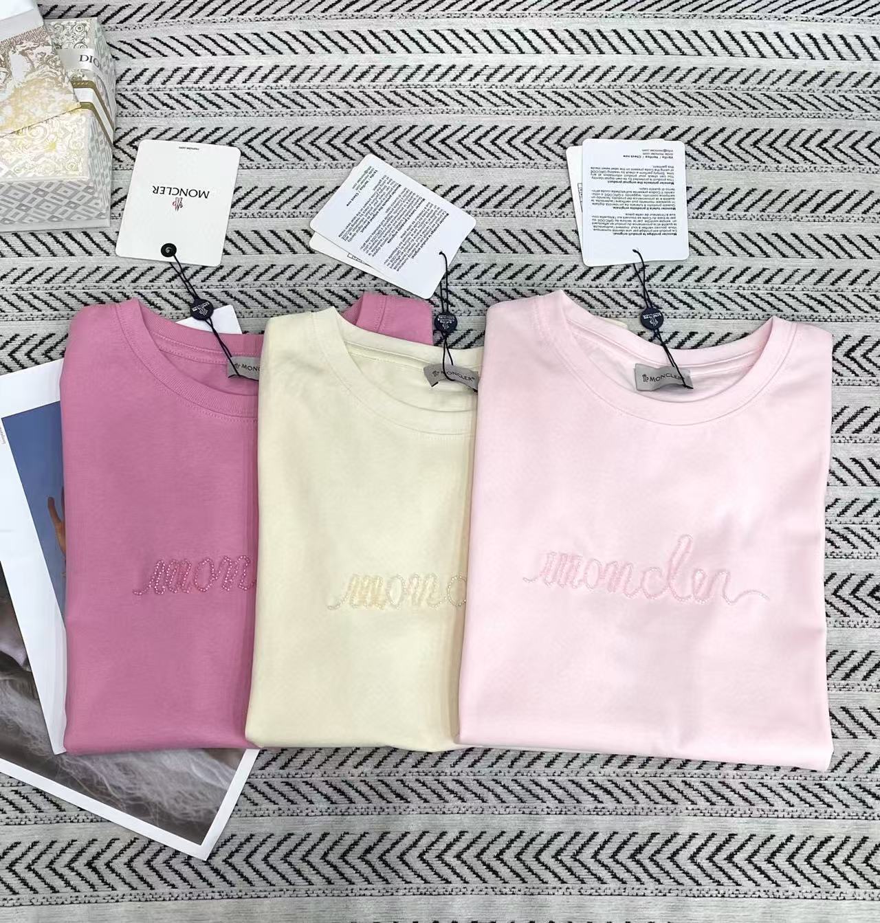 MONCLER ハンドステッチ ビーズ レター Tシャツ【50％割引+送料無料】