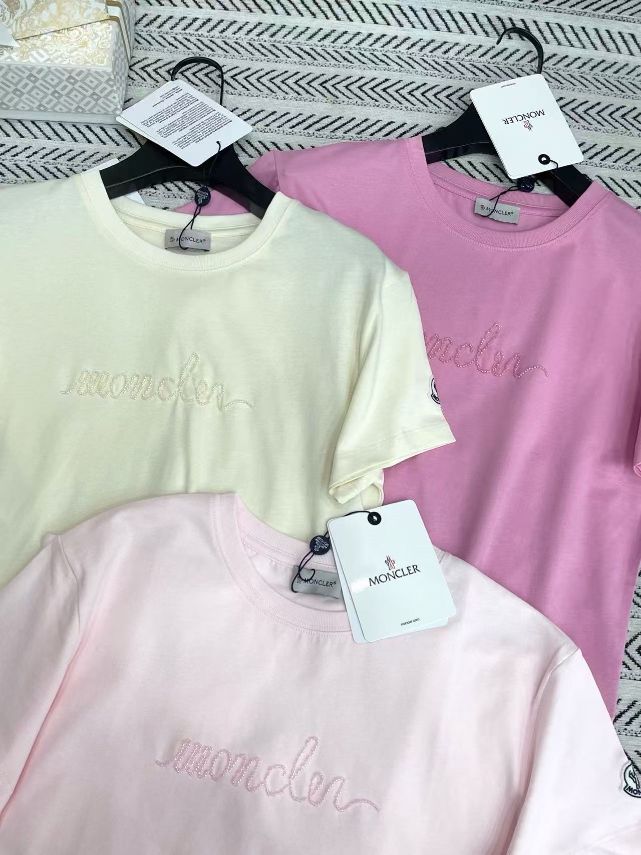 MONCLER ハンドステッチ ビーズ レター Tシャツ【50％割引+送料無料】