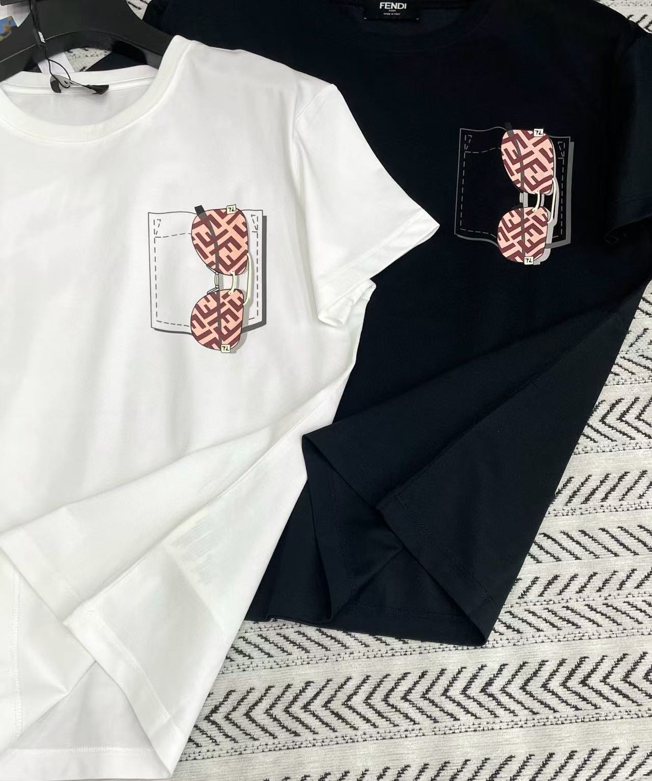 FEND1 ポケットプリント ロゴ Tシャツ【50％割引+送料無料】