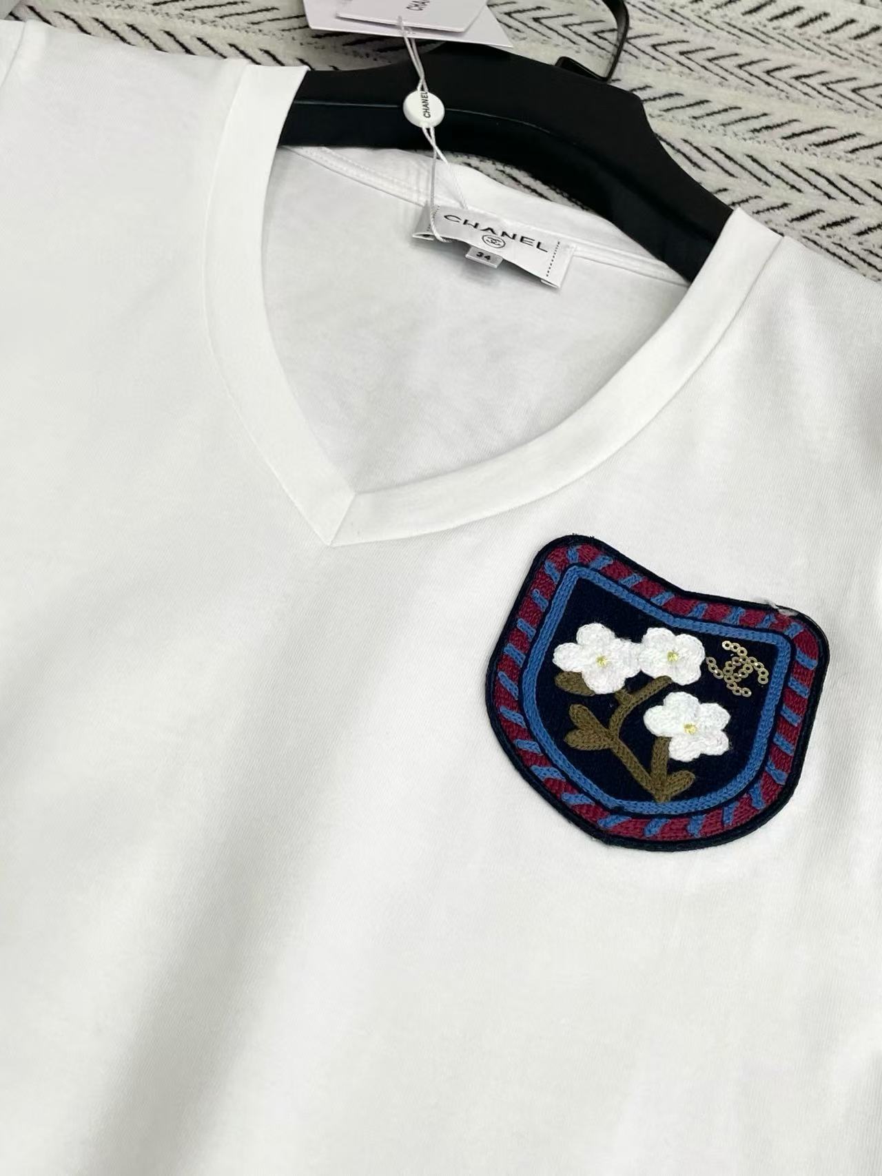 CHANE1 ポケット刺繍フラワーTシャツ【50％割引+送料無料】