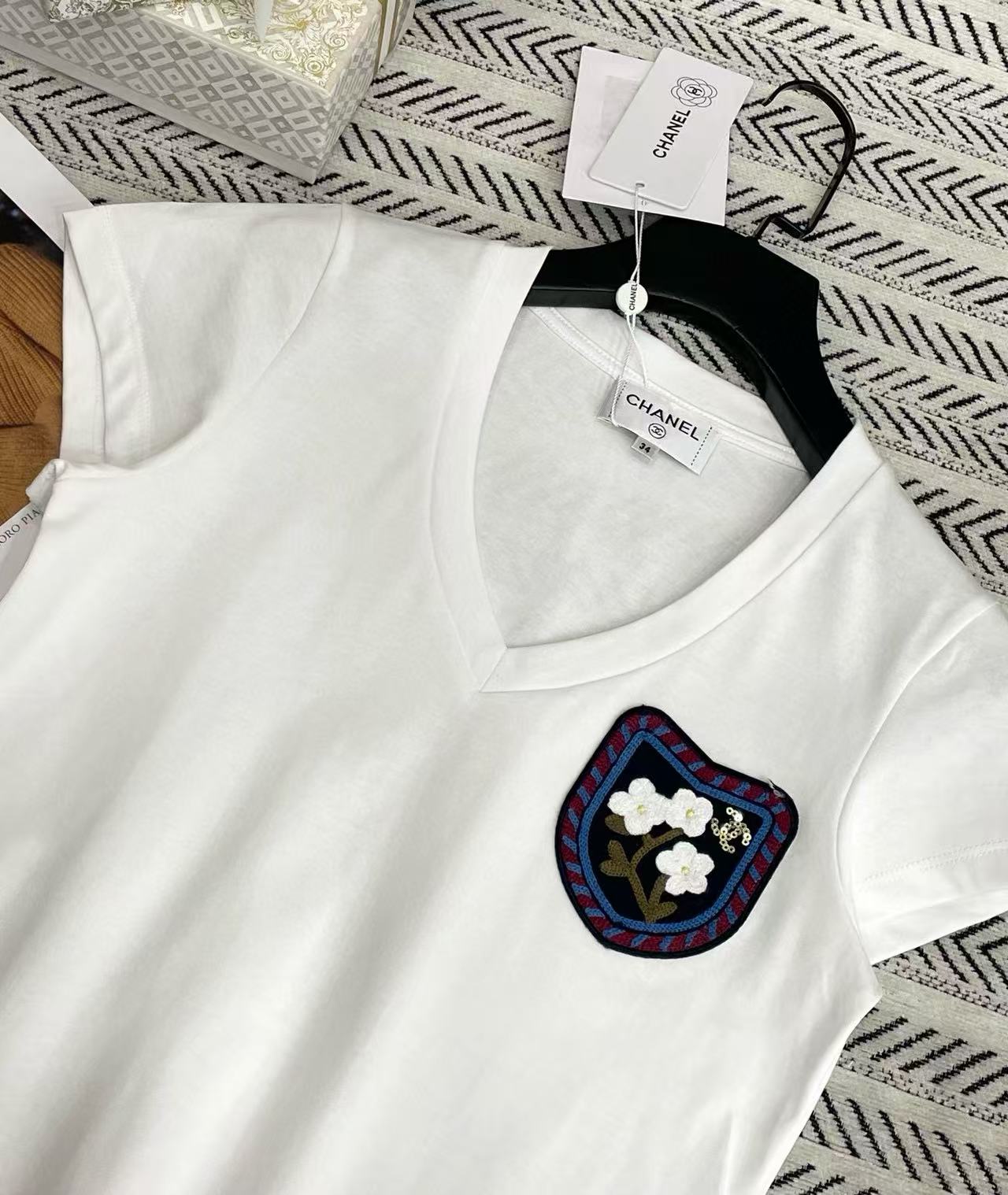 CHANE1 ポケット刺繍フラワーTシャツ【50％割引+送料無料】