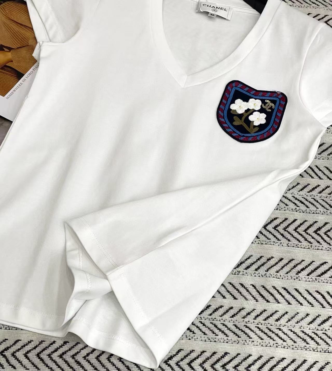 CHANE1 ポケット刺繍フラワーTシャツ【50％割引+送料無料】