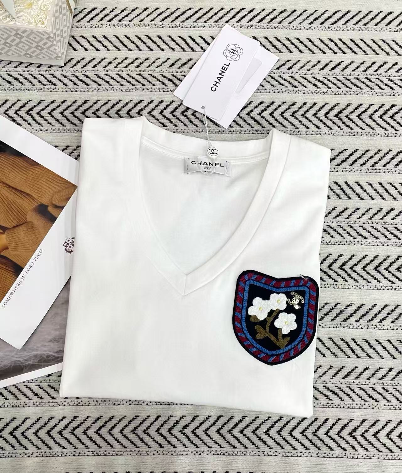 CHANE1 ポケット刺繍フラワーTシャツ【50％割引+送料無料】