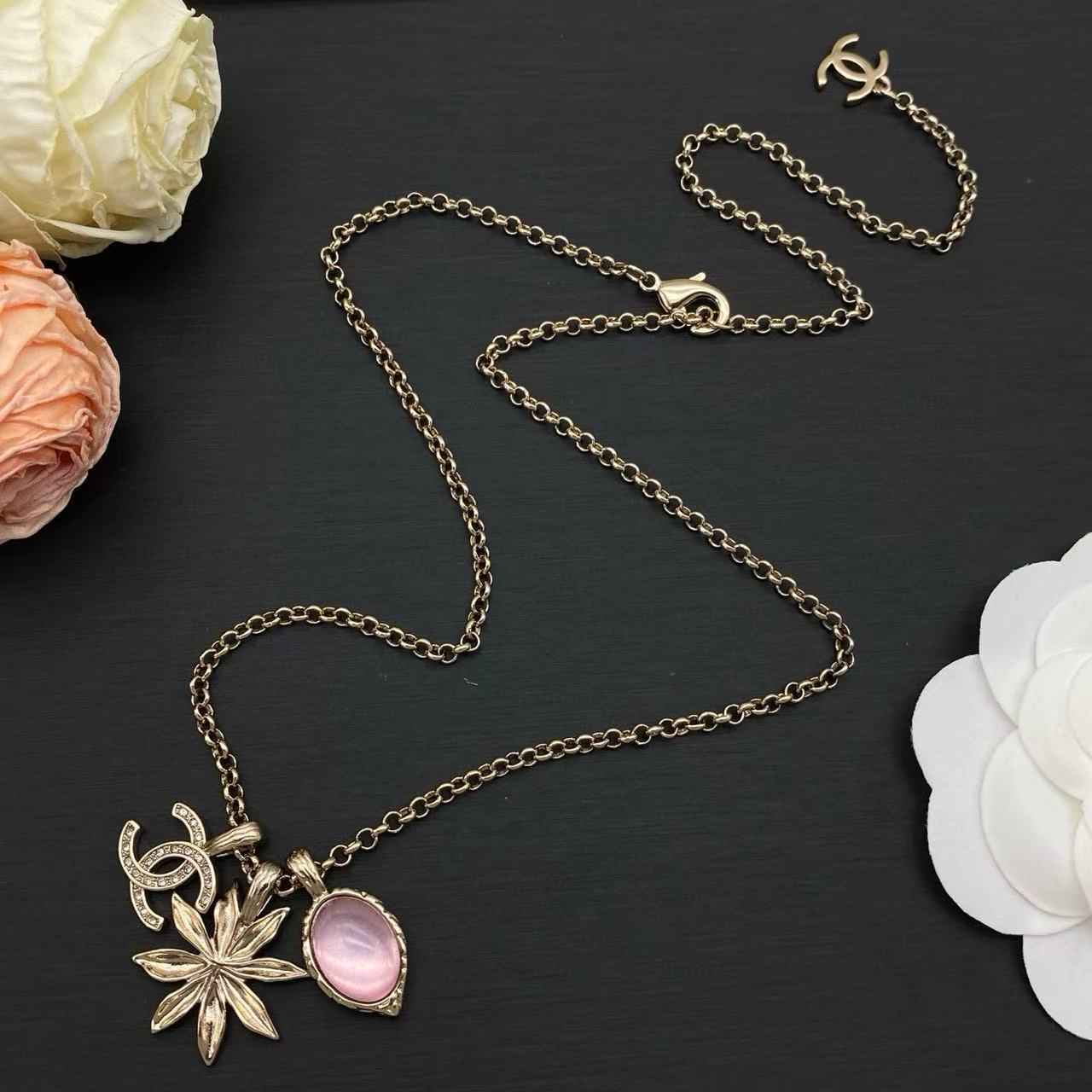 CHANE1 ダブルC フラワー ピンクダイヤモンドネックレス【50％割引+送料無料】