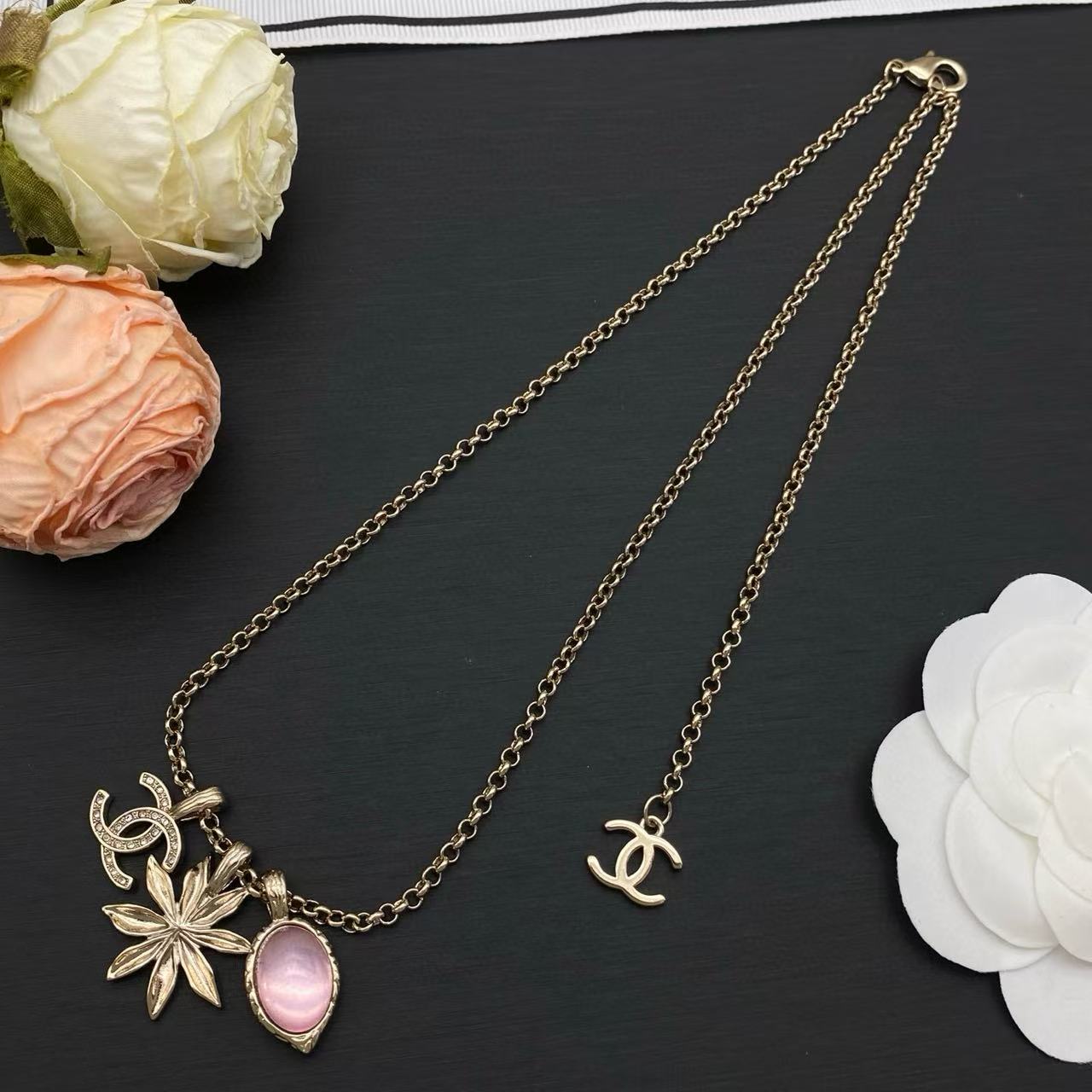 CHANE1 ダブルC フラワー ピンクダイヤモンドネックレス【50％割引+送料無料】