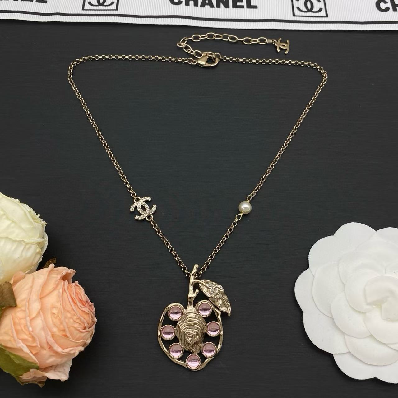 CHANE1 ダブルC ピンクダイヤモンド リーフネックレス【50％割引+送料無料】