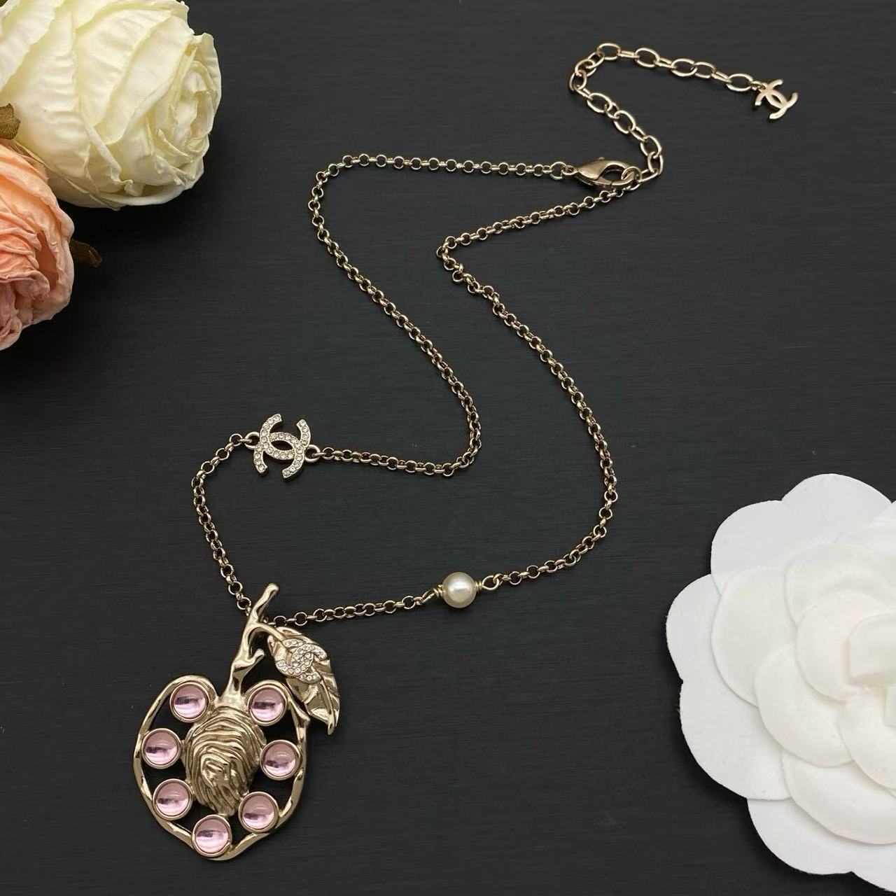 CHANE1 ダブルC ピンクダイヤモンド リーフネックレス【50％割引+送料無料】