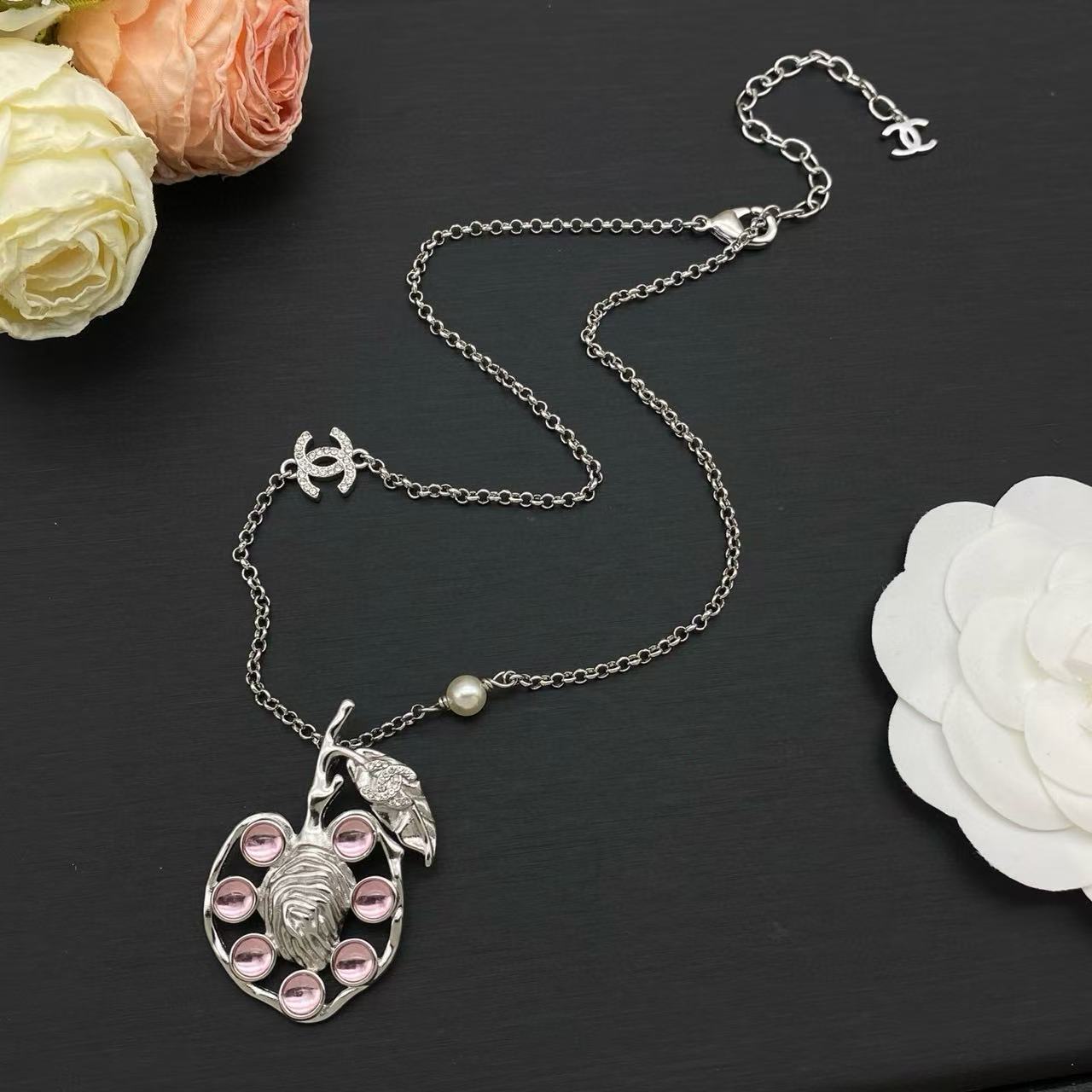 CHANE1 ダブルC ピンクダイヤモンド リーフネックレス【50％割引+送料無料】