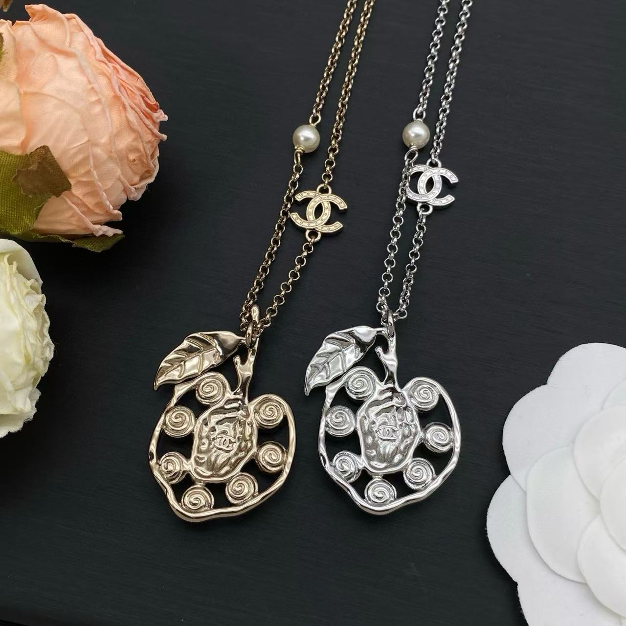 CHANE1 ダブルC ピンクダイヤモンド リーフネックレス【50％割引+送料無料】