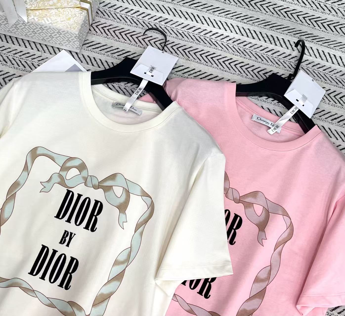 DIOR フロック レター ボウ Tシャツ【50％割引+送料無料】