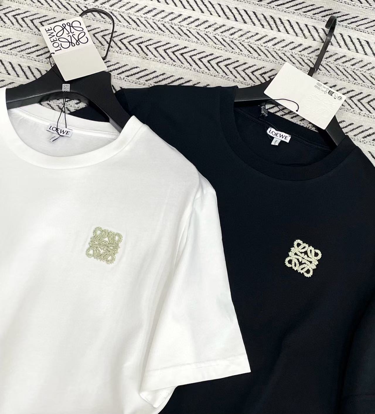 L0WEW 3Dゴールドスレッド刺繍ロゴTシャツ【50％割引+送料無料】