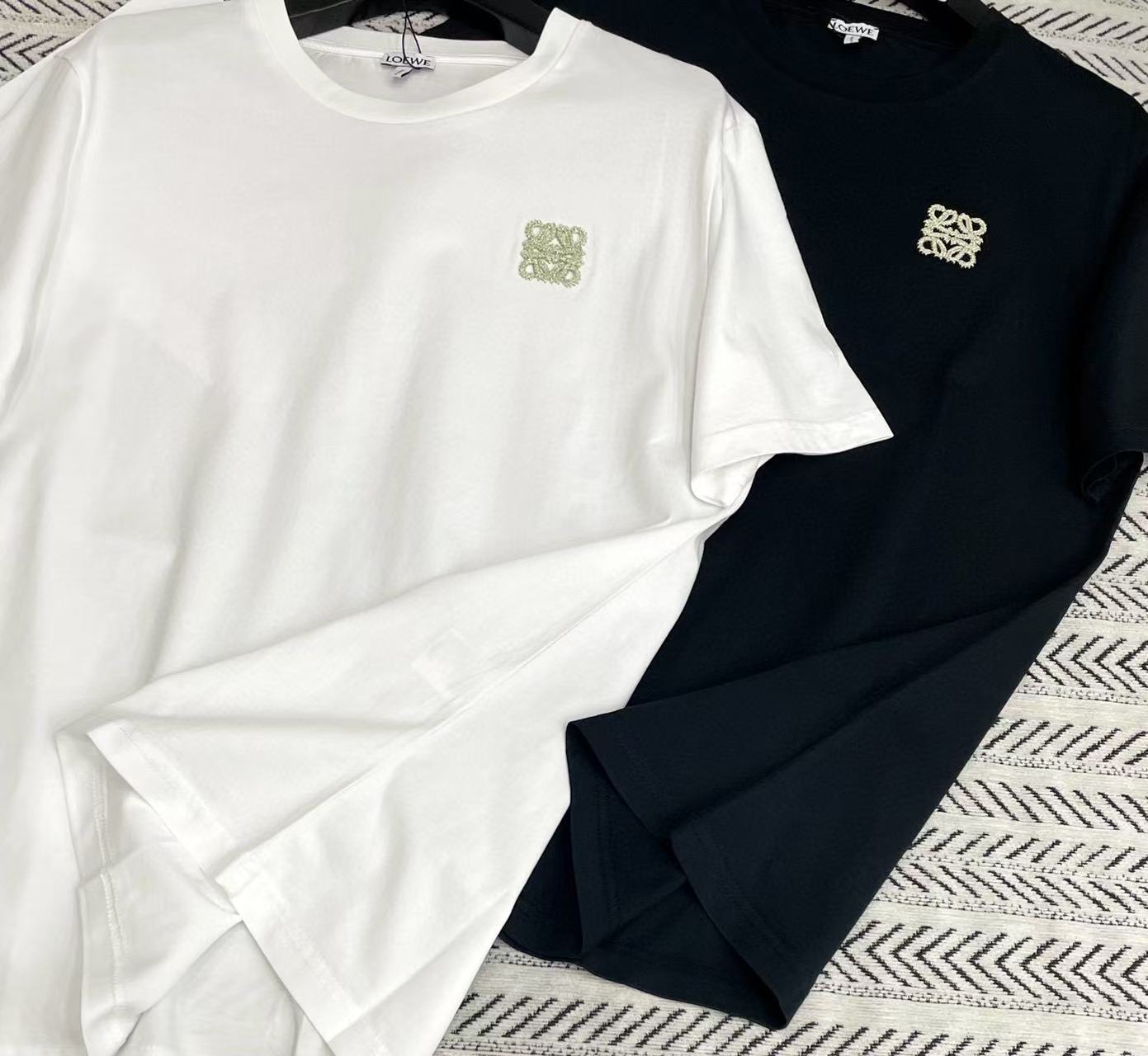 L0WEW 3Dゴールドスレッド刺繍ロゴTシャツ【50％割引+送料無料】