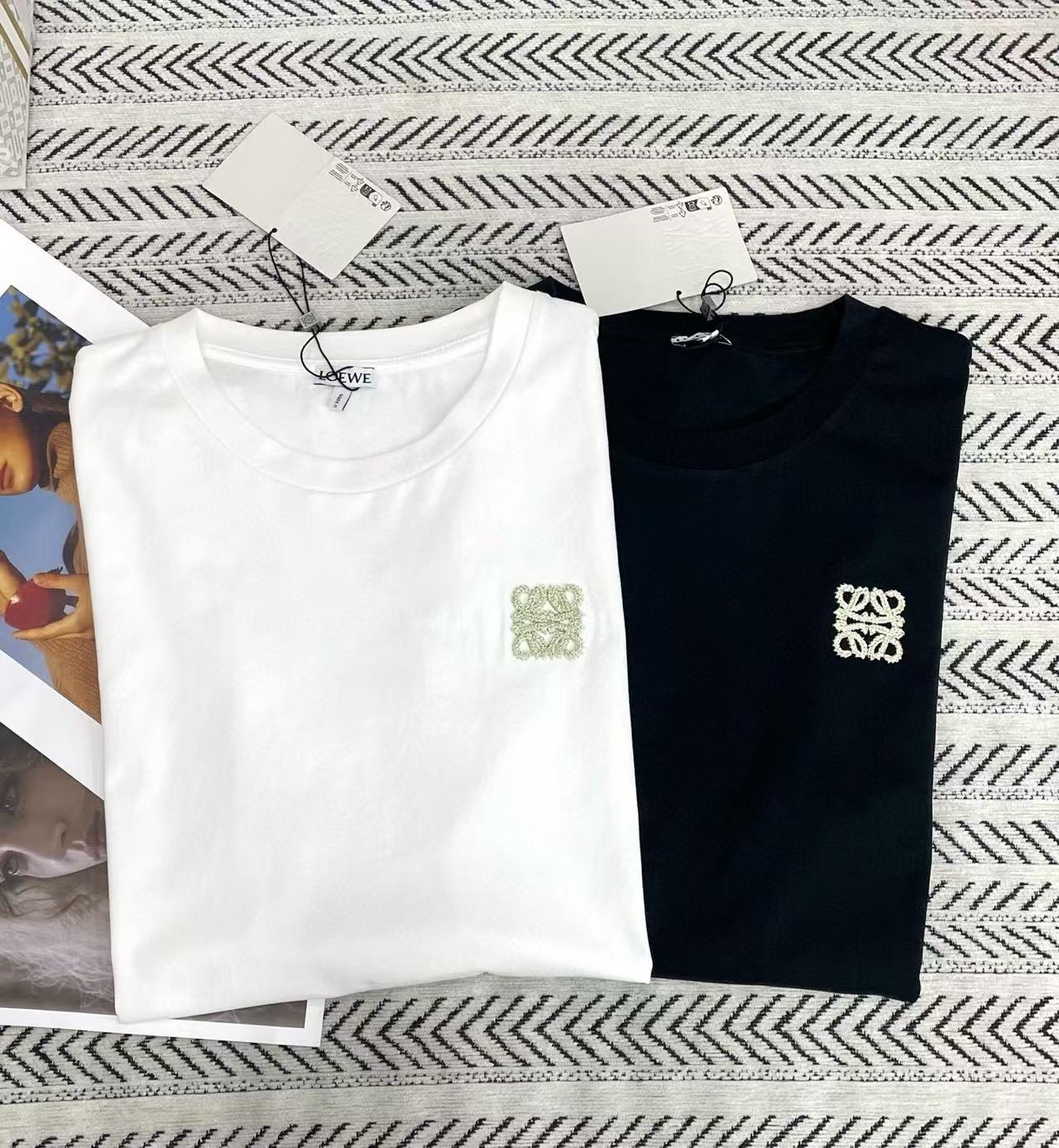 L0WEW 3Dゴールドスレッド刺繍ロゴTシャツ【50％割引+送料無料】