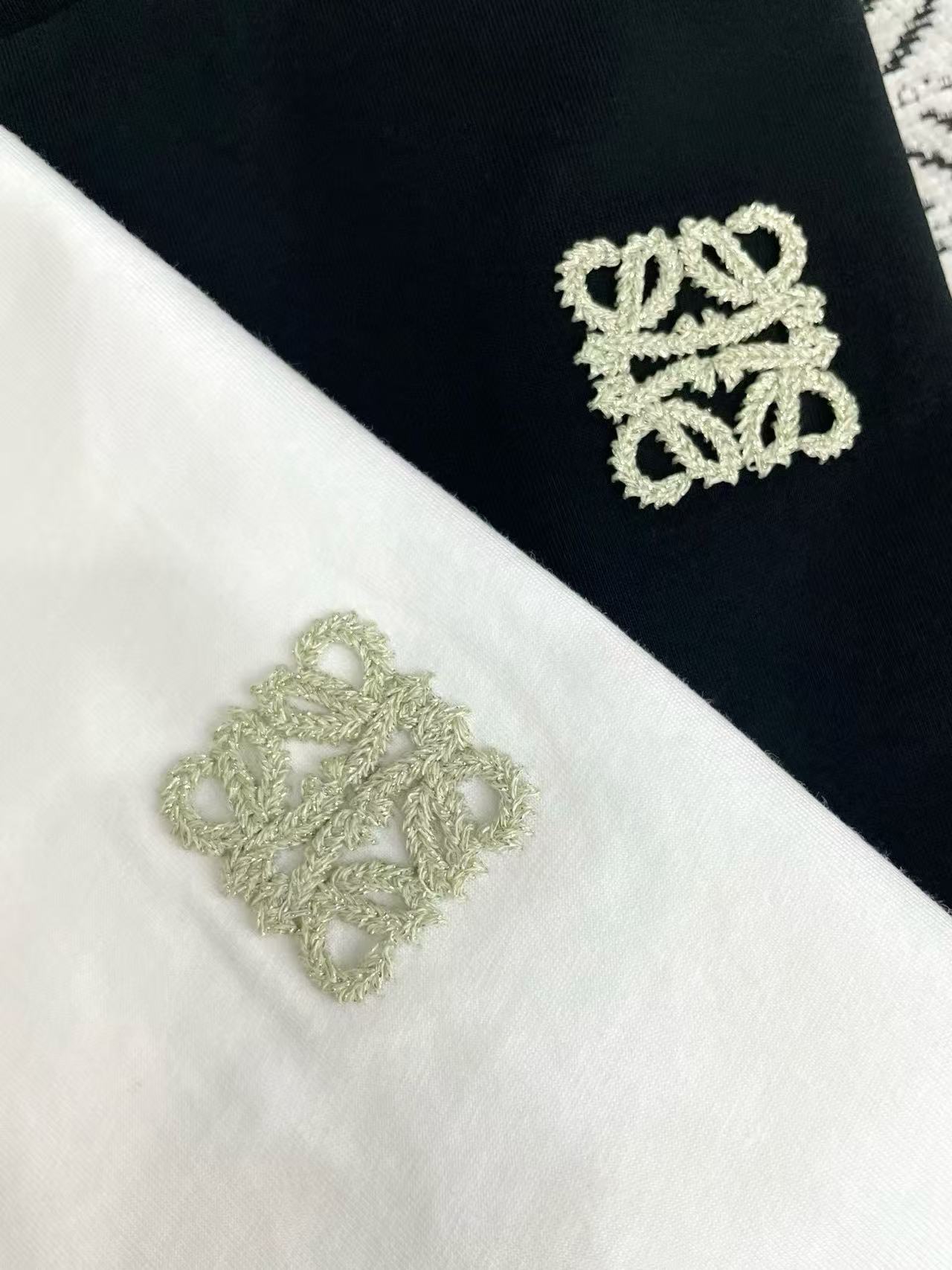 L0WEW 3Dゴールドスレッド刺繍ロゴTシャツ【50％割引+送料無料】