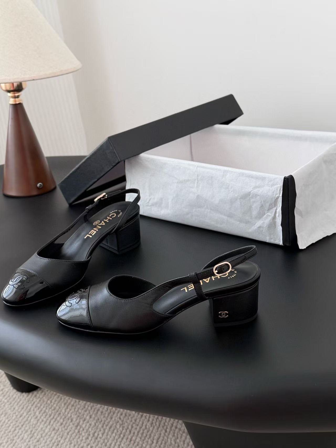CHANE1 高品質ダブルCレザーローヒールシューズ【50％割引+送料無料】