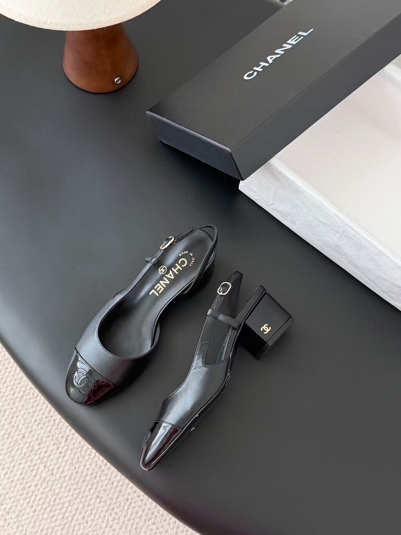 CHANE1 高品質ダブルCレザーローヒールシューズ【50％割引+送料無料】