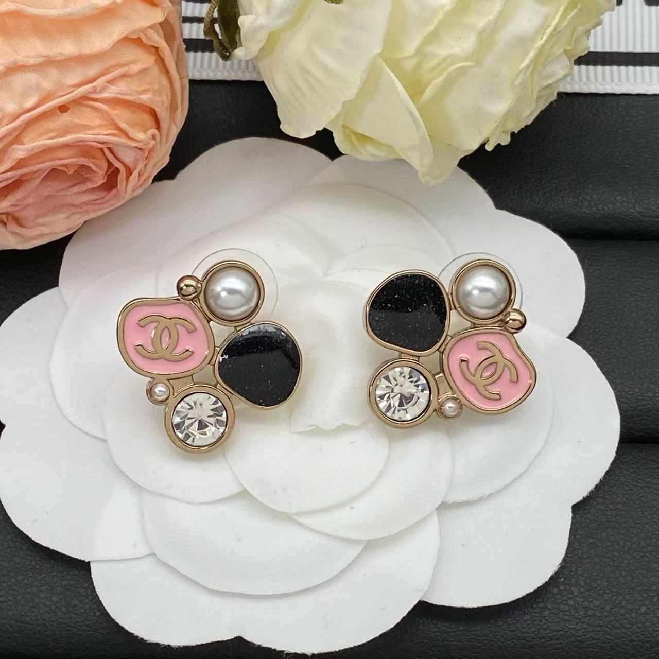 CHANE1 ダブルC パール＆ダイヤモンド スタッドピアス【50％割引+送料無料】