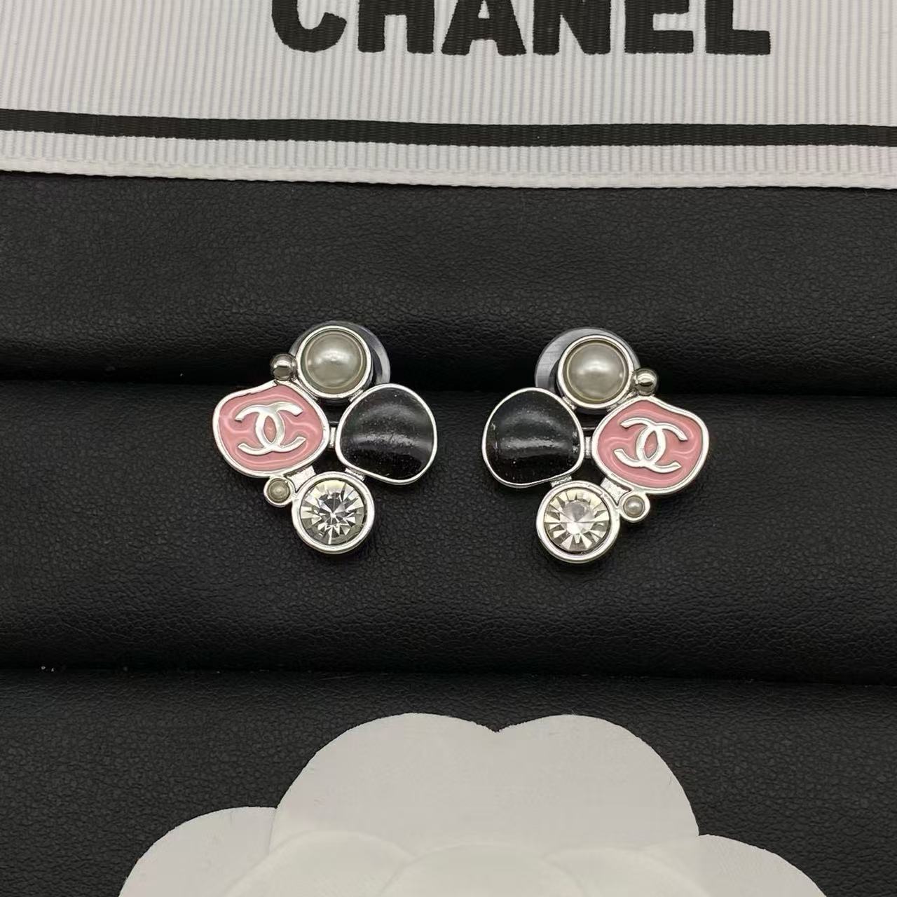 CHANE1 ダブルC パール＆ダイヤモンド スタッドピアス【50％割引+送料無料】