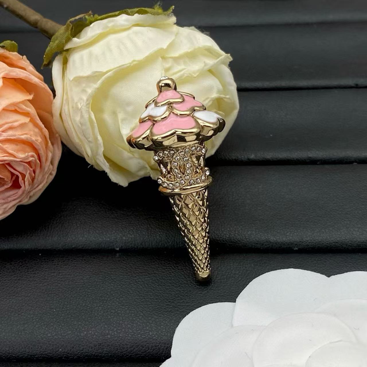 CHANE1 ダブルC ダイヤモンドスタッズ アイスクリームブローチ【50％割引+送料無料】